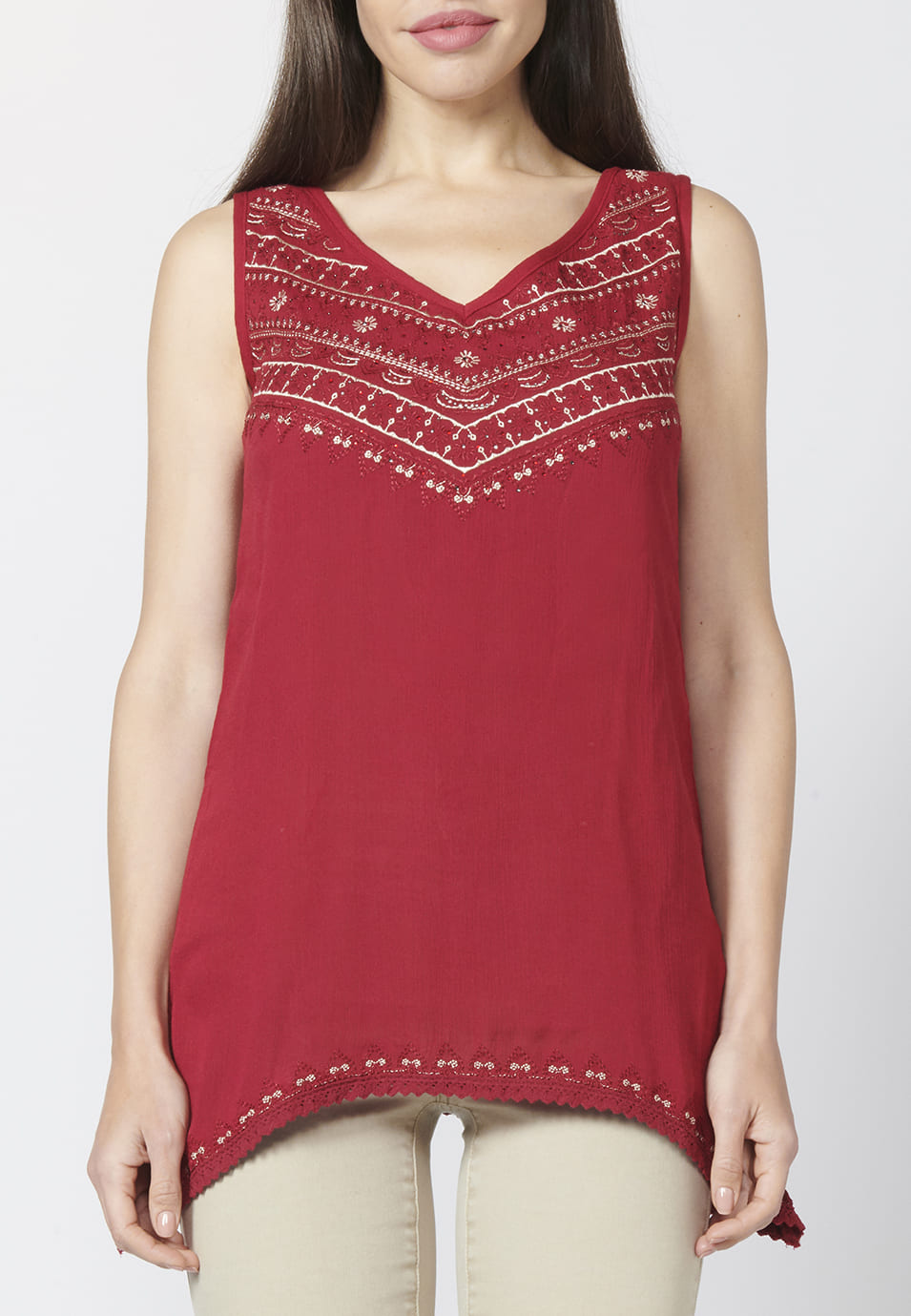 Camiseta top de mujer bordado de tirantes, fluido y bajo asimétrico | look diario