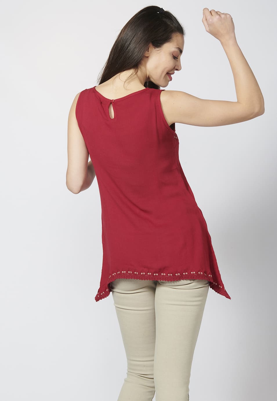 Camiseta top de mujer bordado de tirantes, fluido y bajo asimétrico | look diario