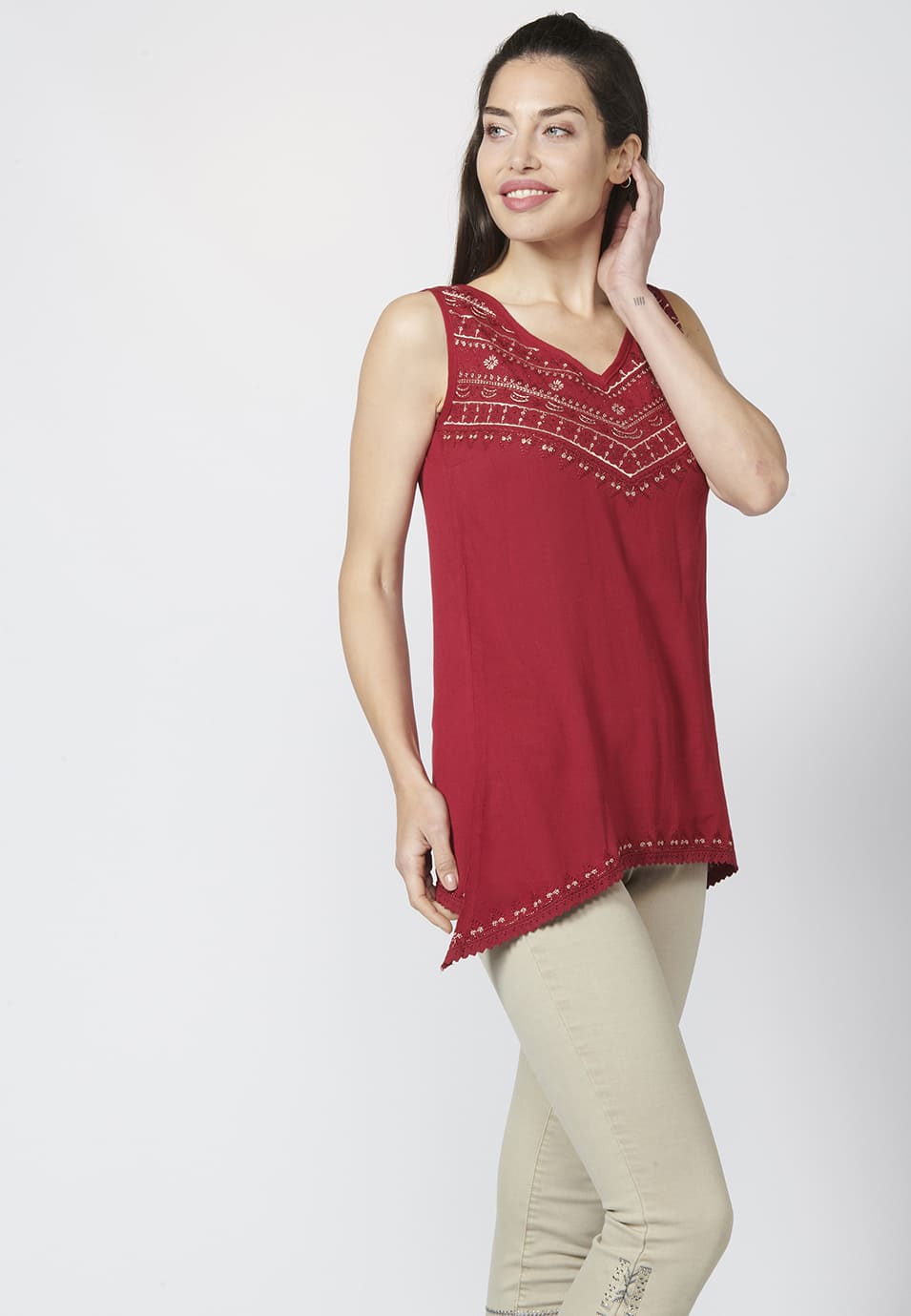 Camiseta top de mujer bordado de tirantes, fluido y bajo asimétrico | look diario