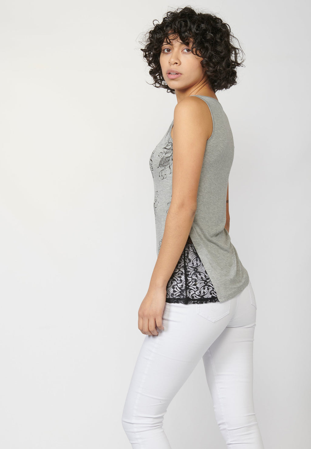 Camiseta top tirantes con escote redondo y estampado floral | moda urbana