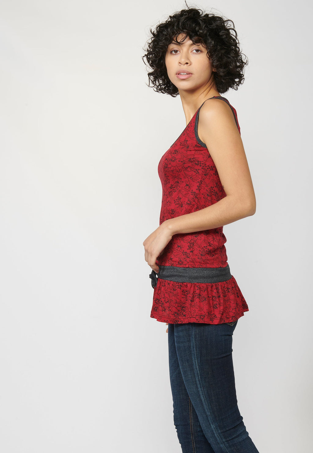 Camiseta top tirantes con escote redondo y estampado floral | moda urbana