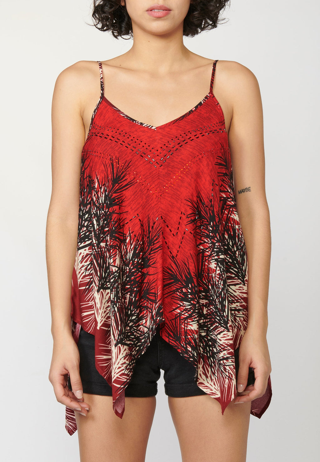 Top de tirantes ajustables fluido con estampado étnico tropical con detalles de brillis delanteros y acabado en pico | ropa casual