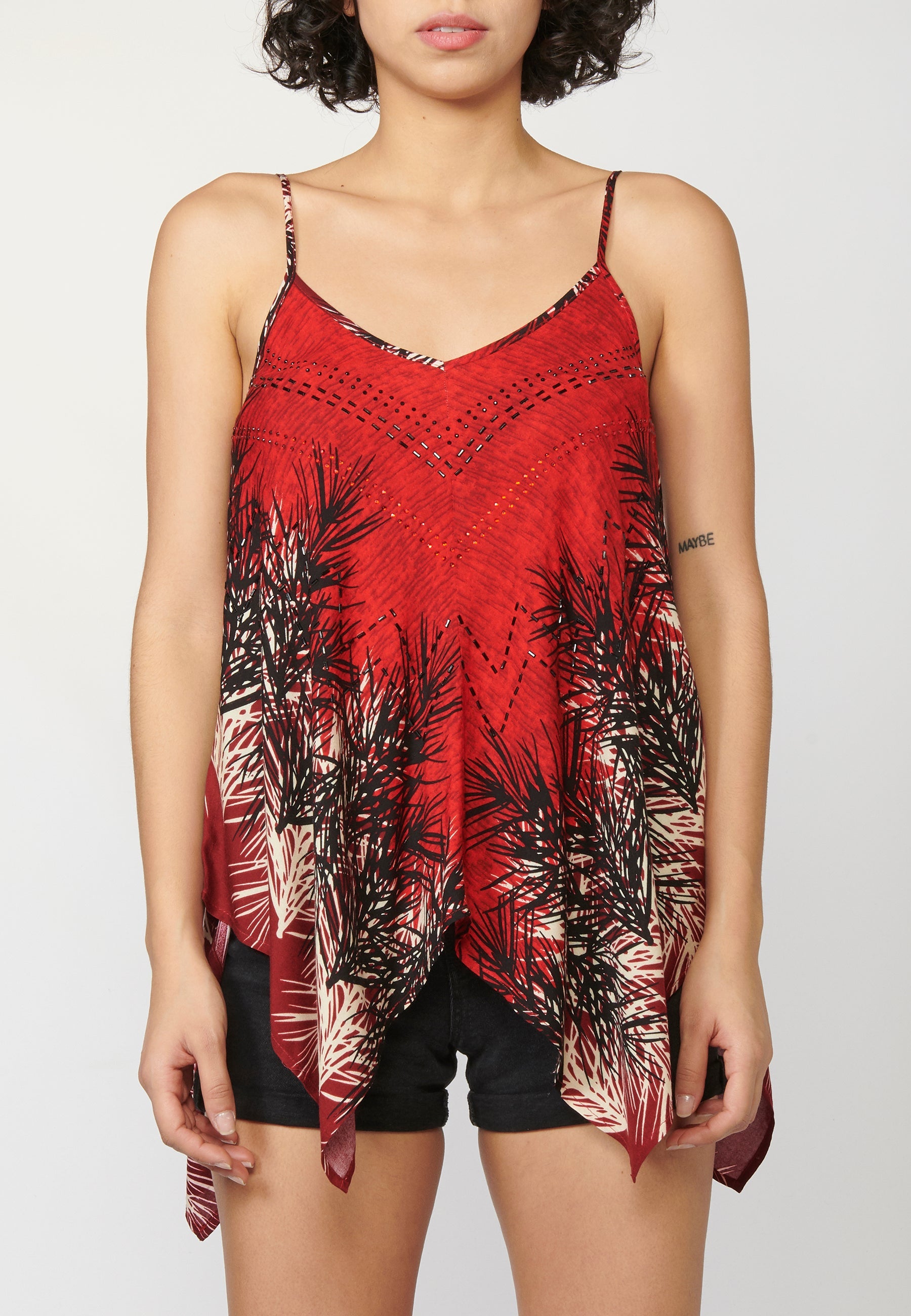 Top de tirantes ajustables fluido con estampado étnico tropical con detalles de brillis delanteros y acabado en pico | ropa casual