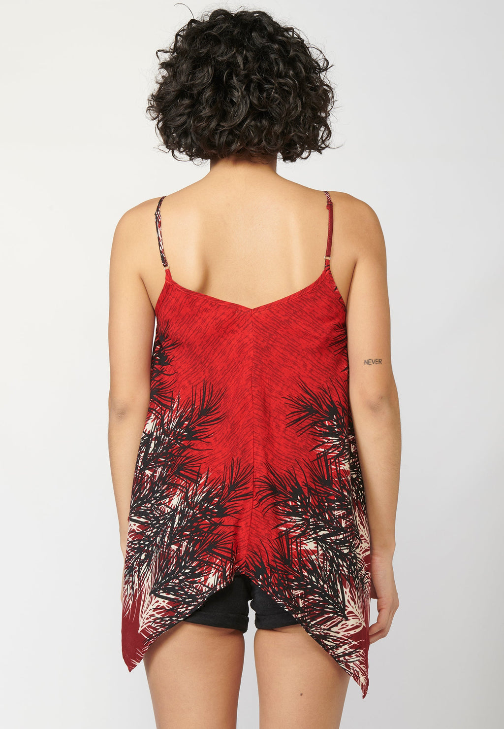 Top de tirantes ajustables fluido con estampado étnico tropical con detalles de brillis delanteros y acabado en pico | ropa casual