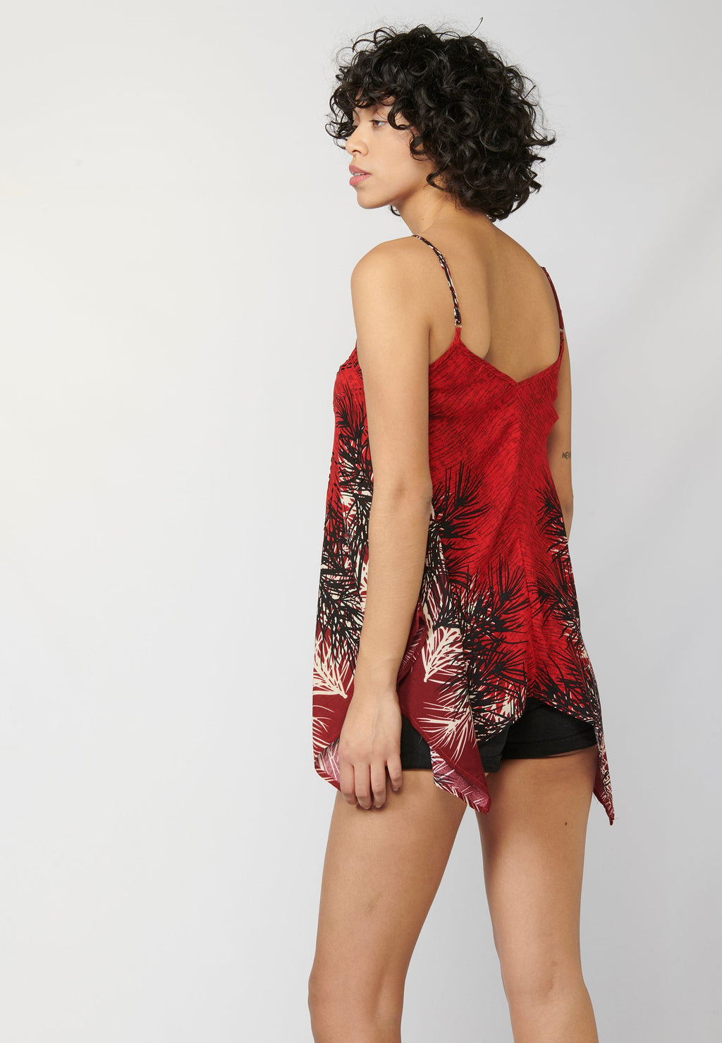 Top de tirantes ajustables fluido con estampado étnico tropical con detalles de brillis delanteros y acabado en pico | ropa casual