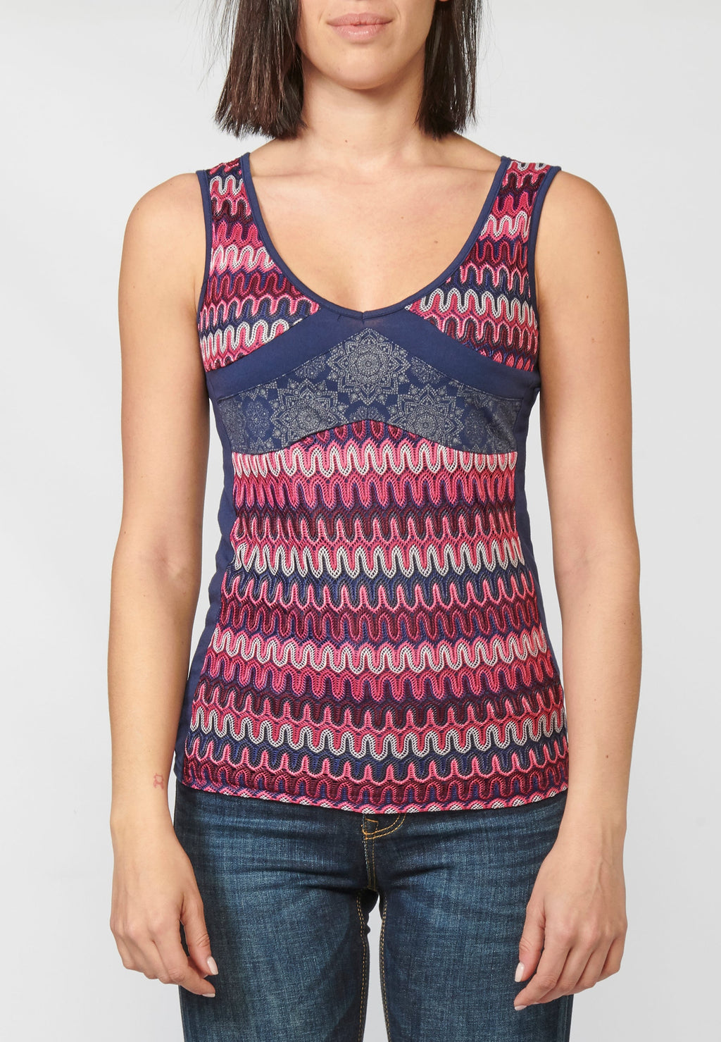 Camiseta top tirantes con escote pico y detalla estampado étnico para mujer
