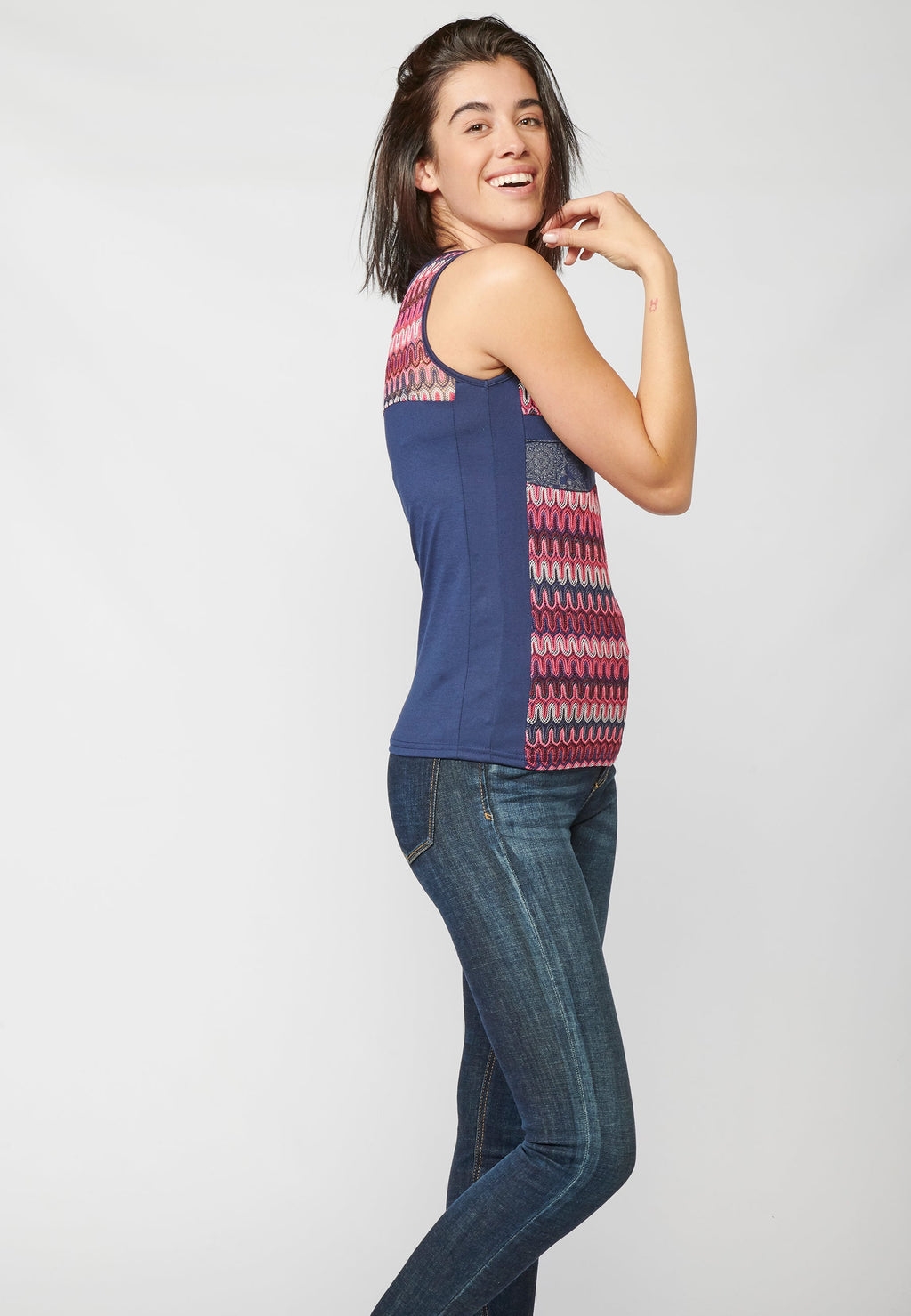 Camiseta top tirantes con escote pico y detalla estampado étnico para mujer