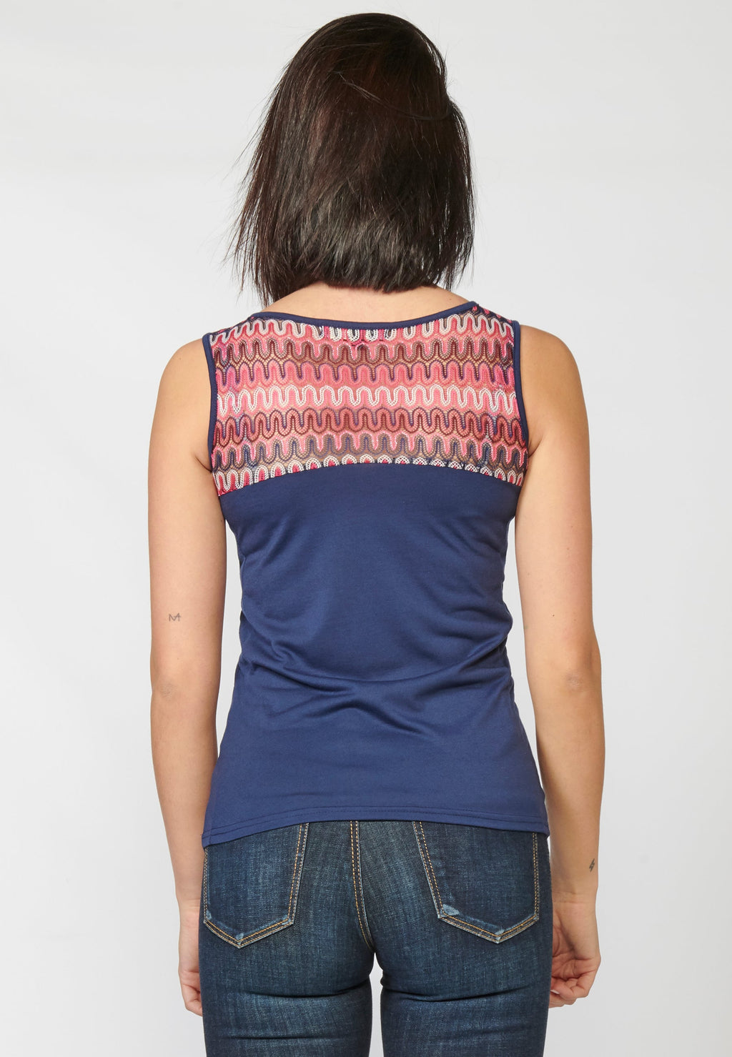 Camiseta top tirantes con escote pico y detalla estampado étnico para mujer