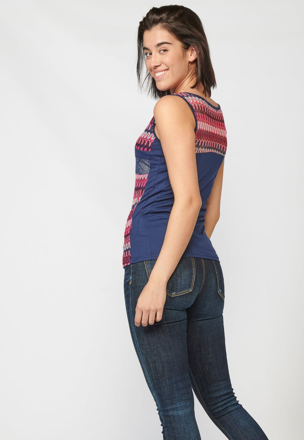 Camiseta top tirantes con escote pico y detalla estampado étnico para mujer