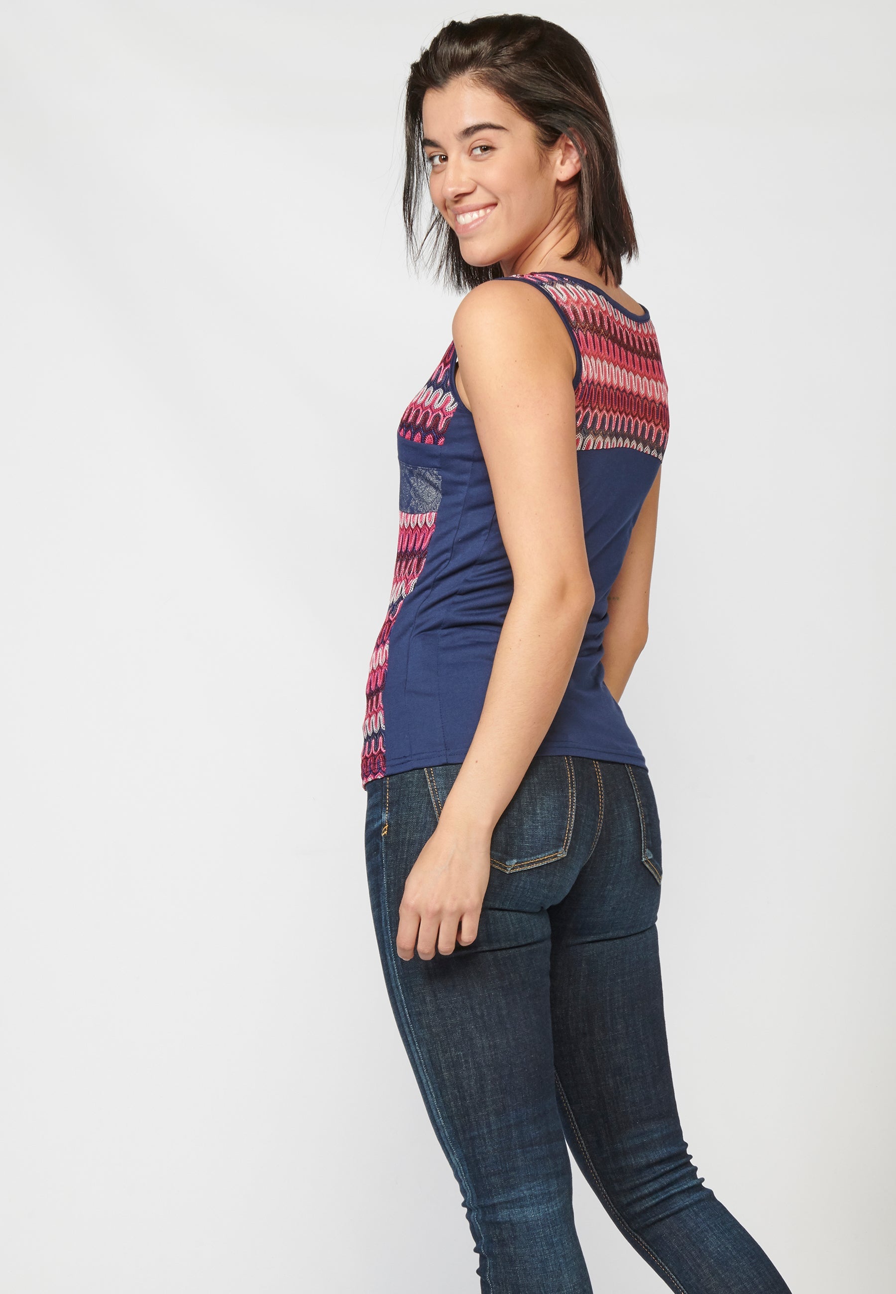 Camiseta top tirantes con escote pico y detalla estampado étnico para mujer