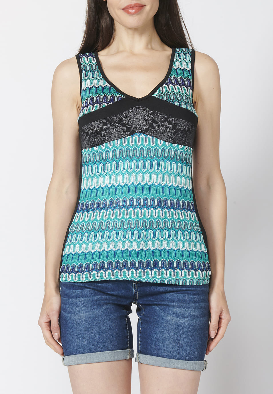 Camiseta top tirantes con escote pico y detalla estampado étnico para mujer