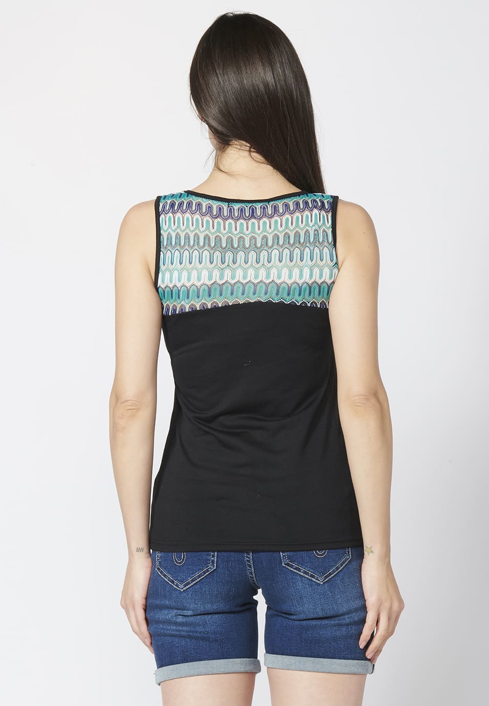 Camiseta top tirantes con escote pico y detalla estampado étnico para mujer