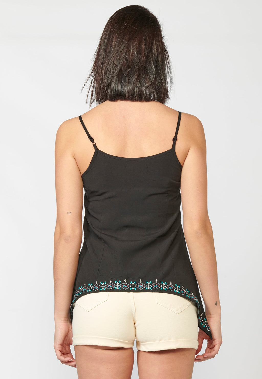 Camiseta top tirantes ajustables, acabado en picos y detalles bordados florales para mujer