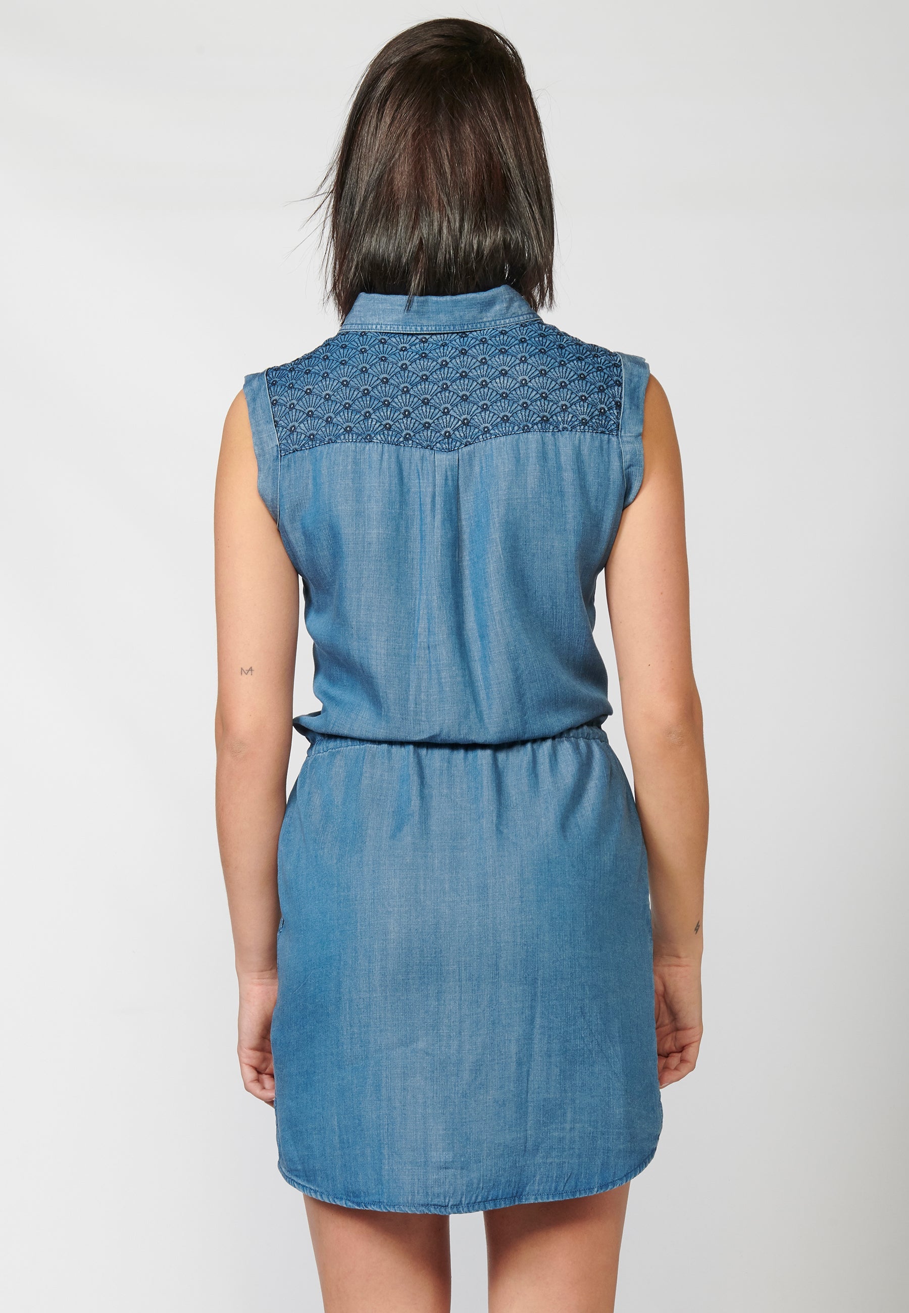 Vestido corto de manga corta con escote camisero y cerrado con botones delanteros para mujer