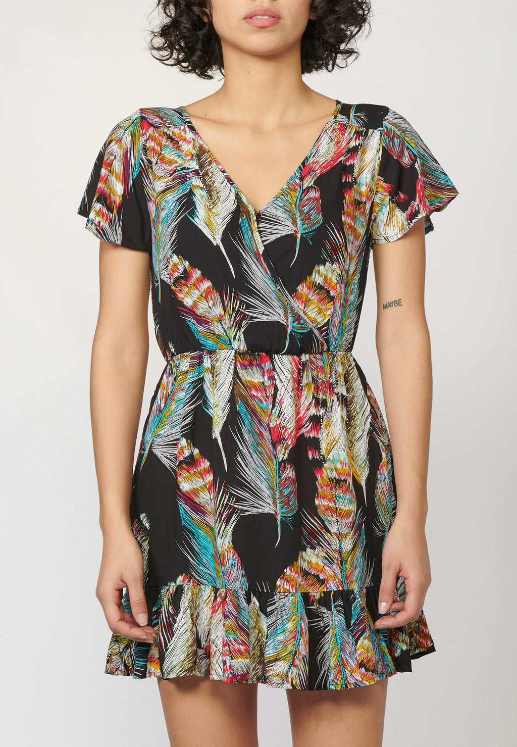 Vestido corto estampado étnico ajustado en cintura  | tendencia actual