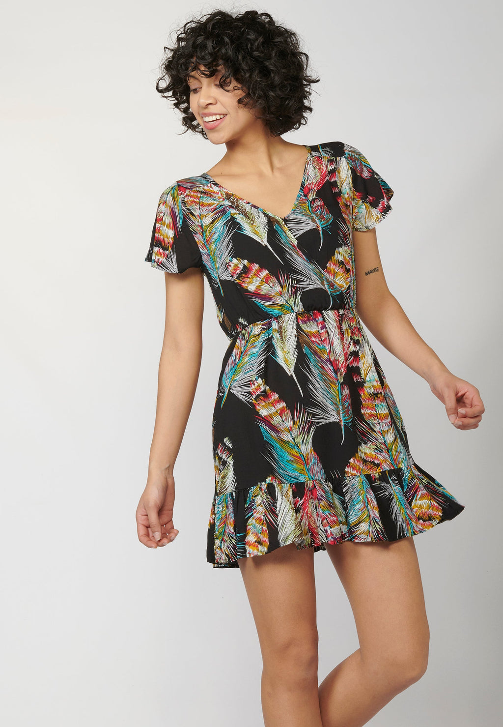 Vestido corto estampado étnico ajustado en cintura  | tendencia actual