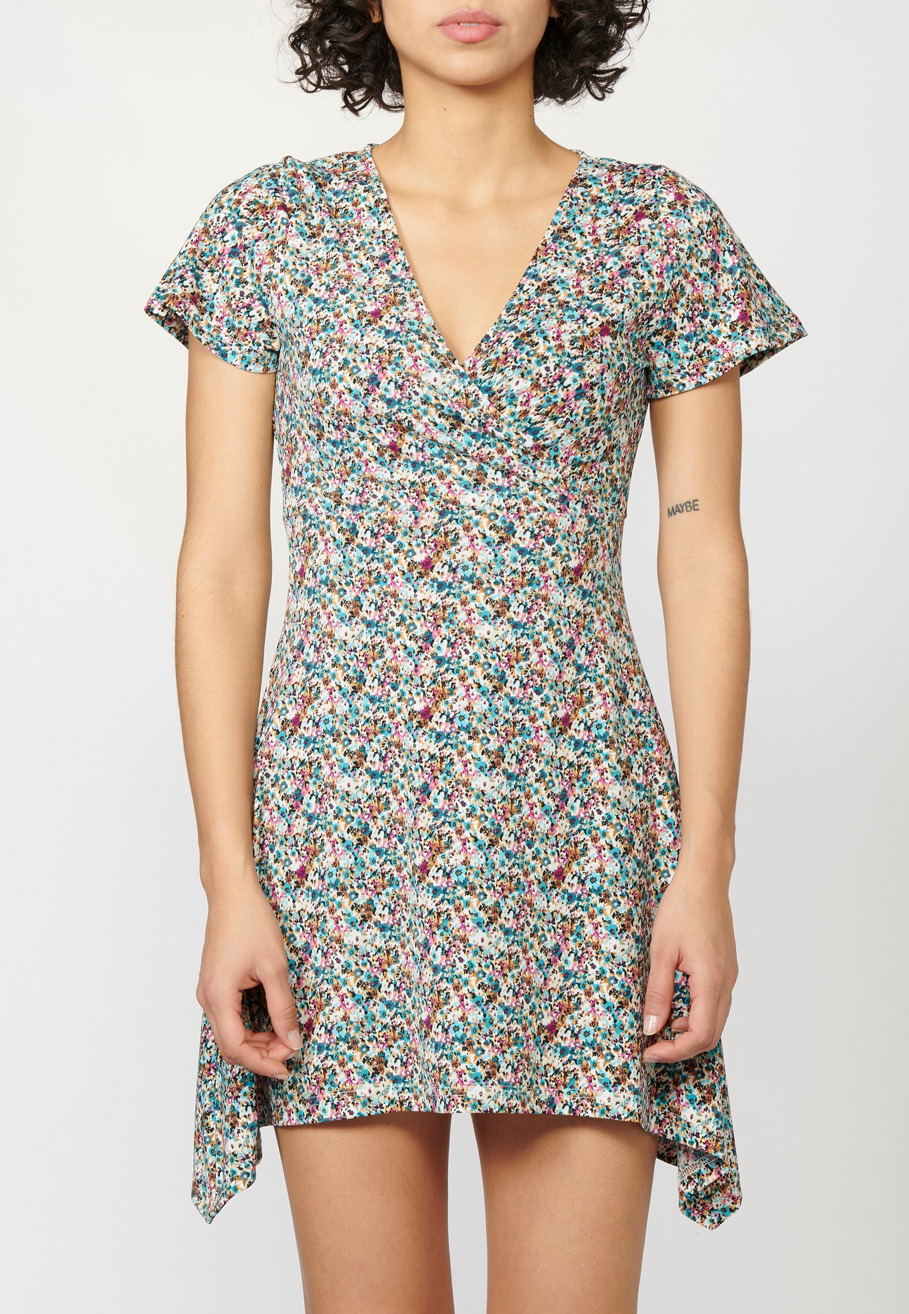 Vestido de manga corta con escote en pico | ropa casual