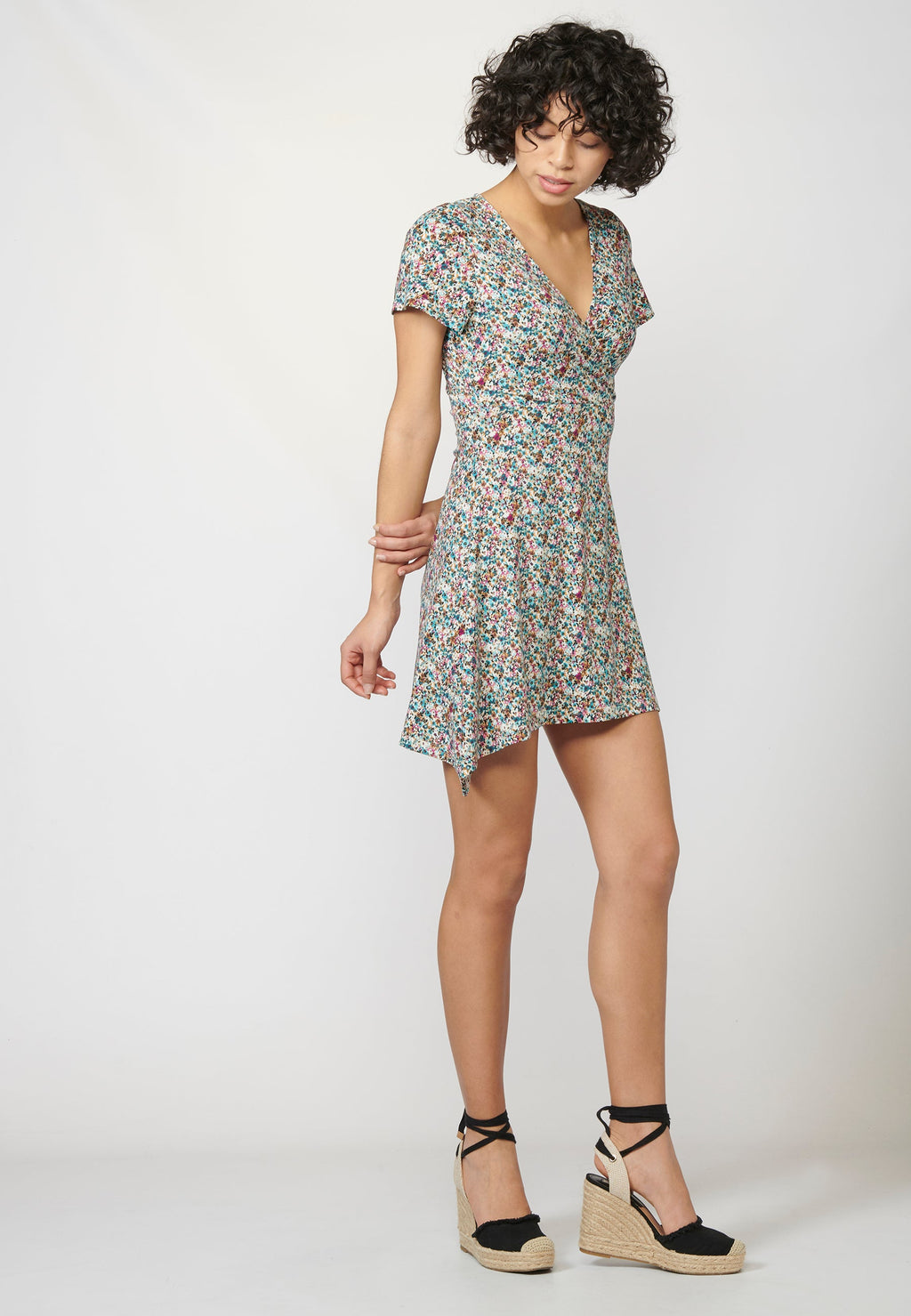 Vestido de manga corta con escote en pico | ropa casual