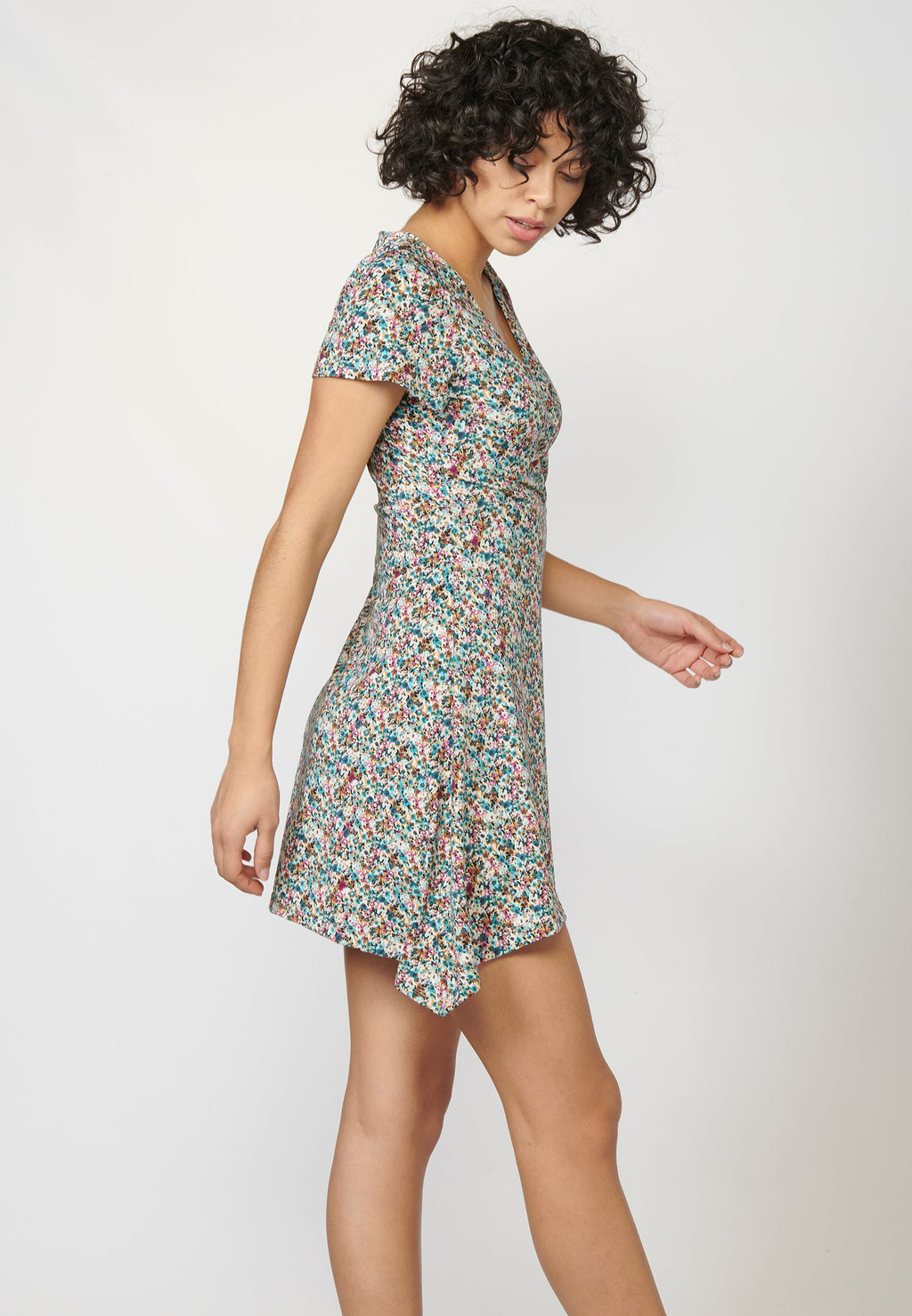 Vestido de manga corta con escote en pico | ropa casual