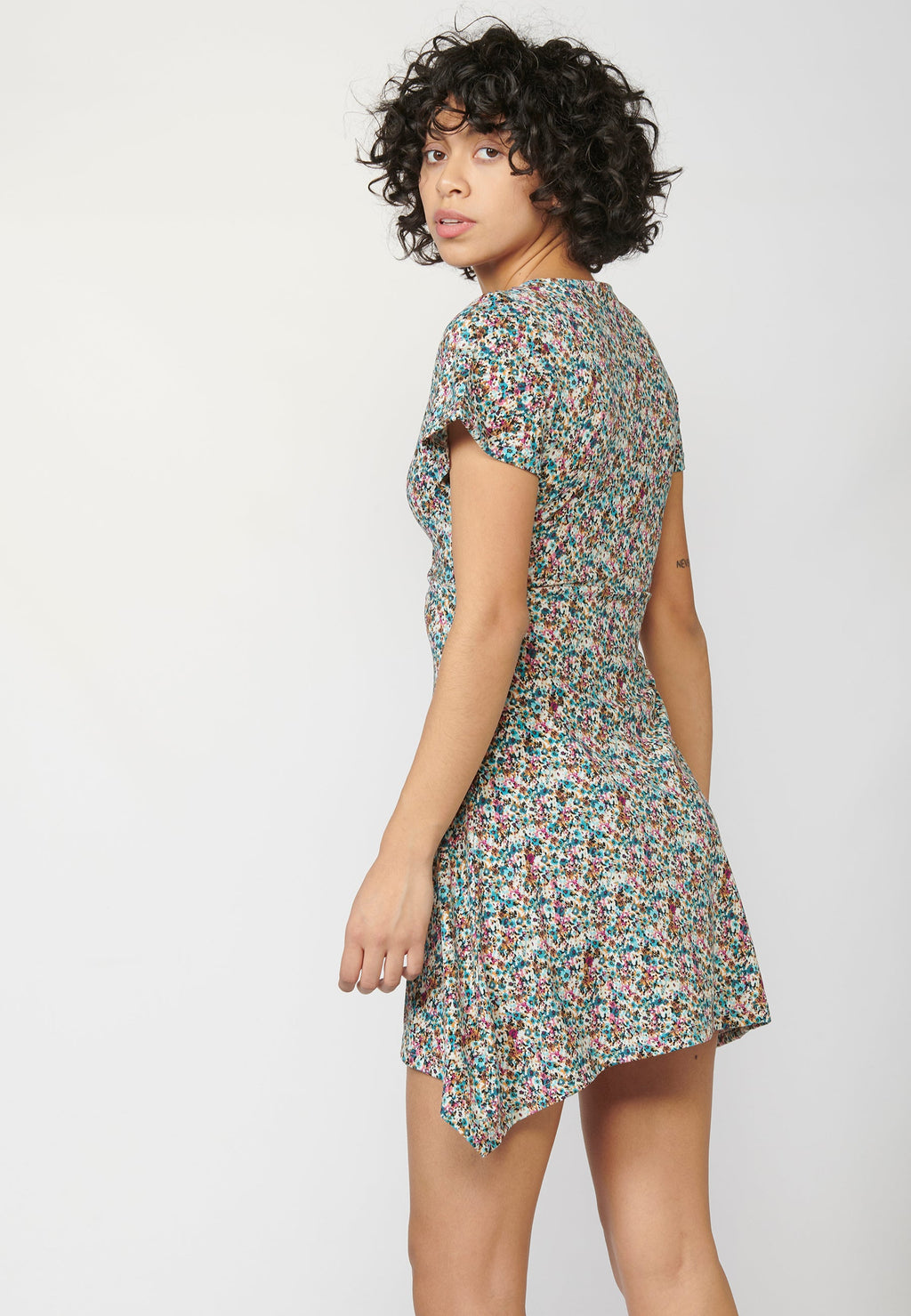 Vestido de manga corta con escote en pico | ropa casual
