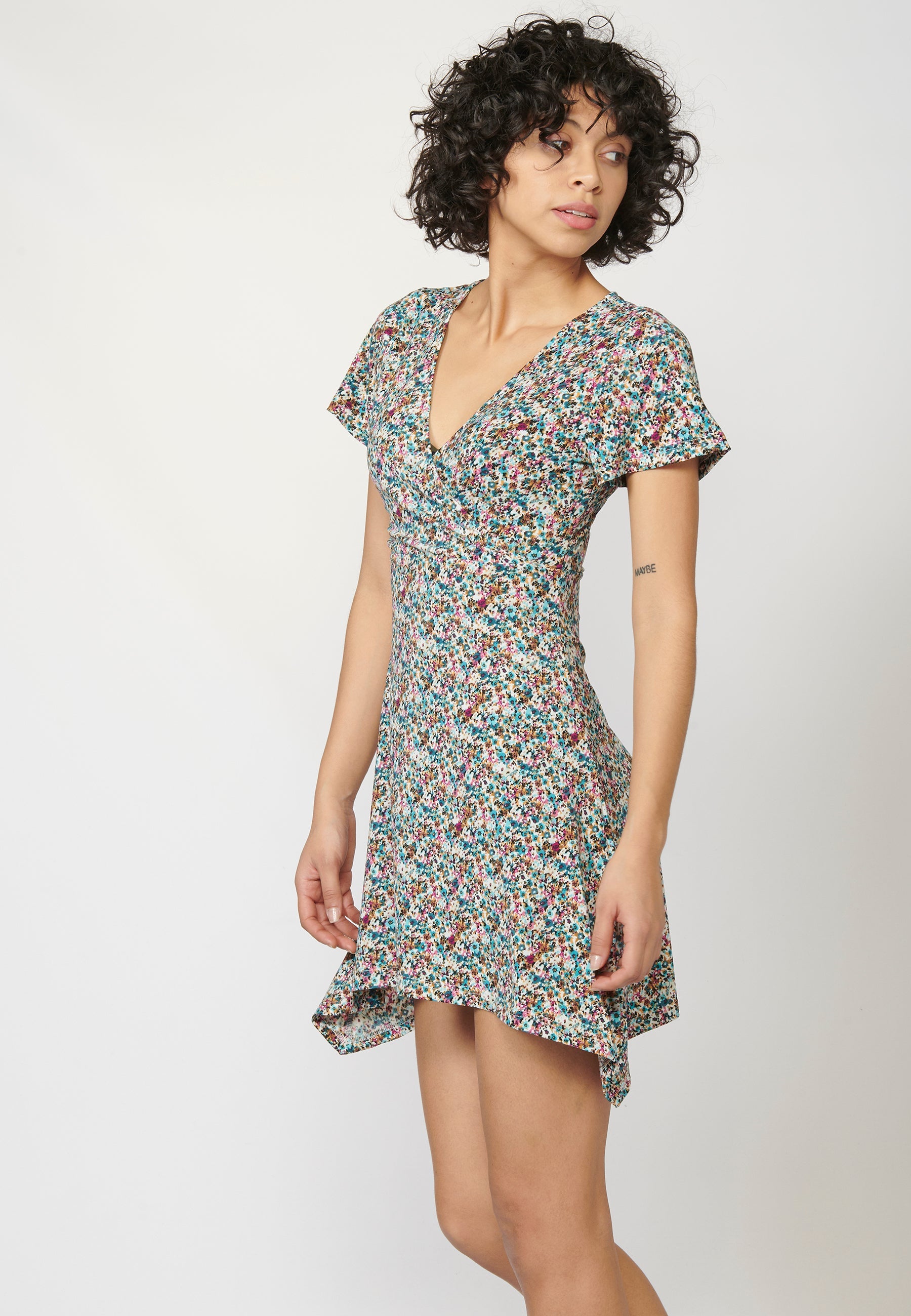 Vestido de manga corta con escote en pico | ropa casual