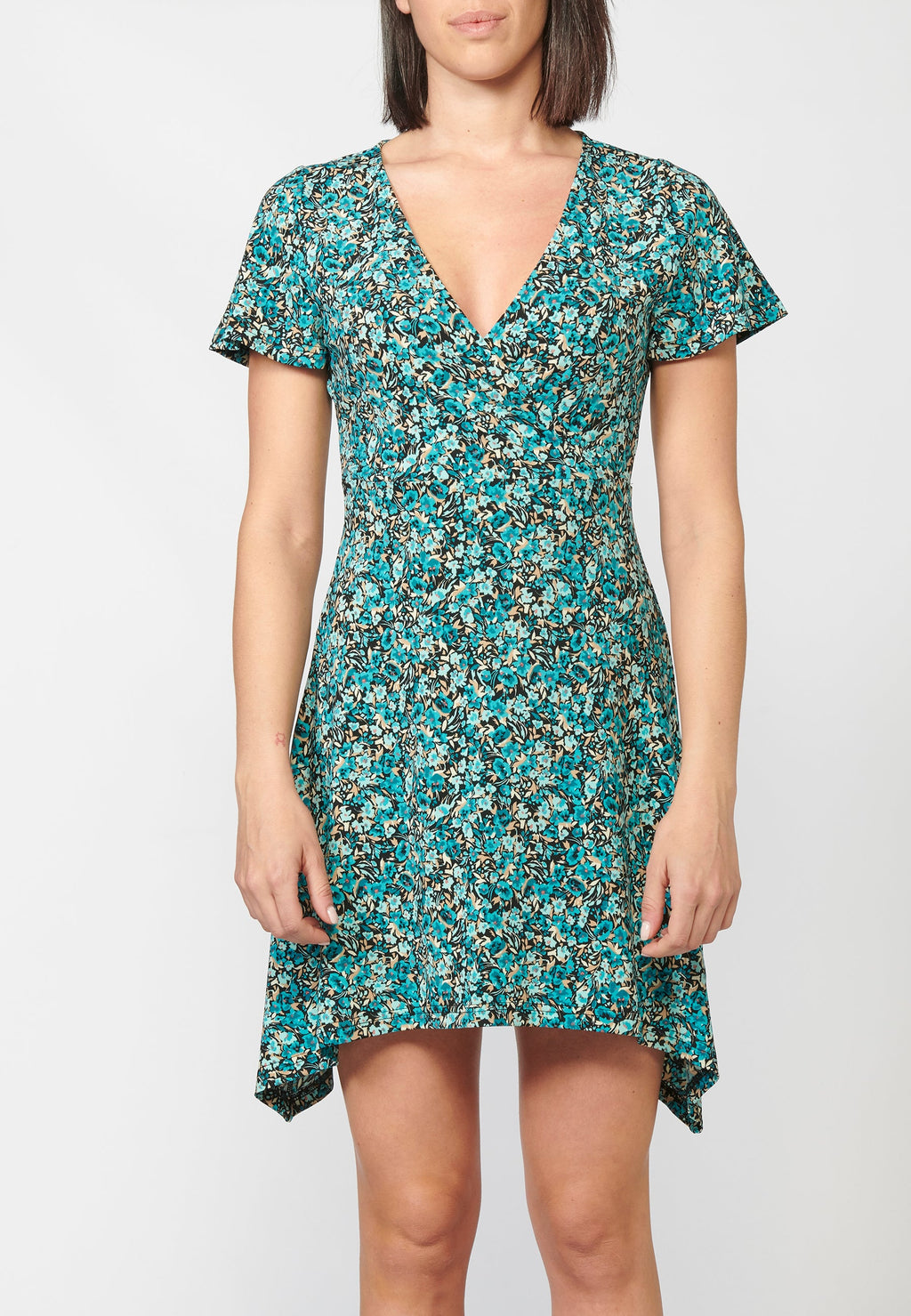 Vestido de manga corta con escote en pico | ropa casual