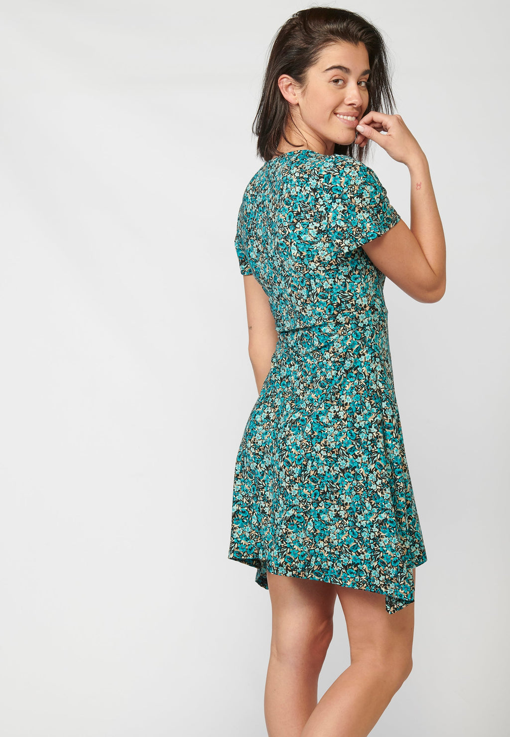 Vestido de manga corta con escote en pico | ropa casual