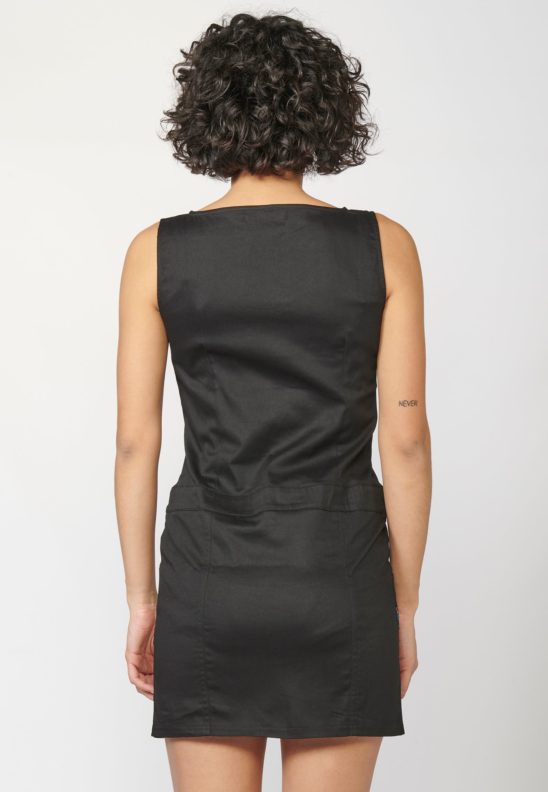 Vestido corto de tirantes ajustado sin mangas con detalles étnicos y escote redondo | estilo versátil