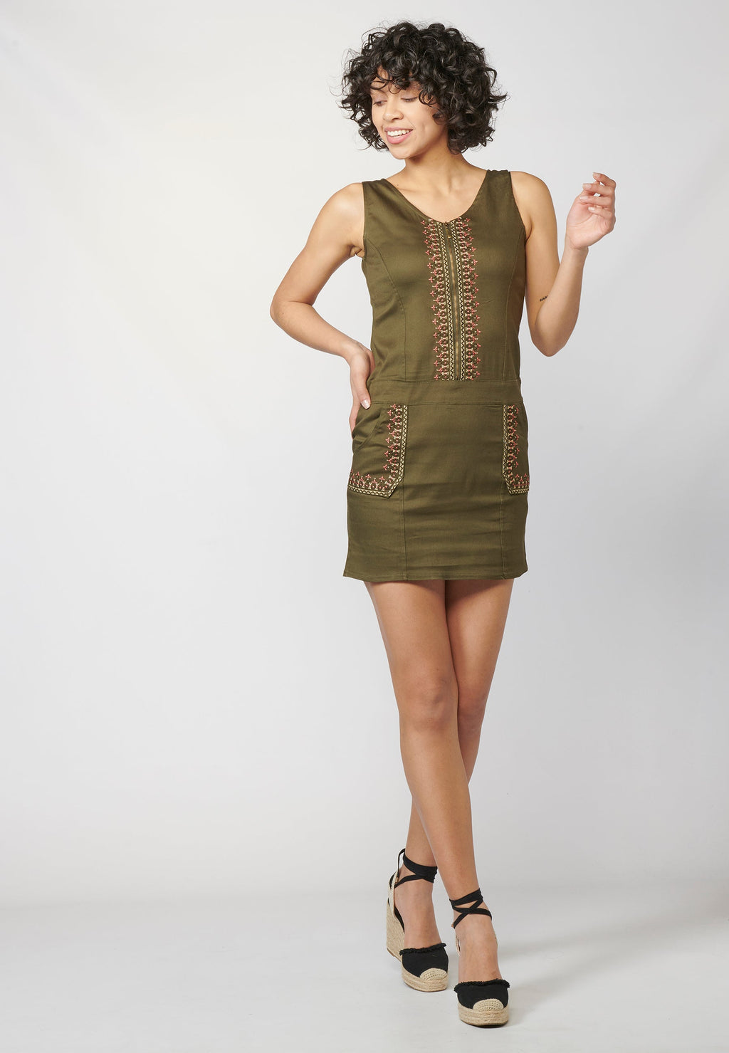 Vestido corto de tirantes ajustado sin mangas con detalles étnicos y escote redondo | estilo versátil