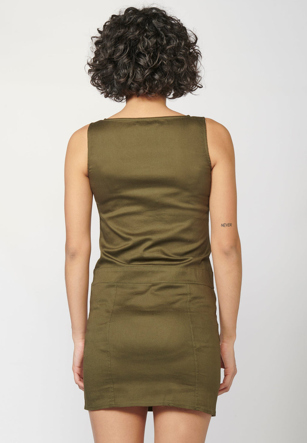 Vestido corto de tirantes ajustado sin mangas con detalles étnicos y escote redondo | estilo versátil