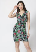Vestido de tirantes con escote cruzado en pico y estampado floral | estilo versátil