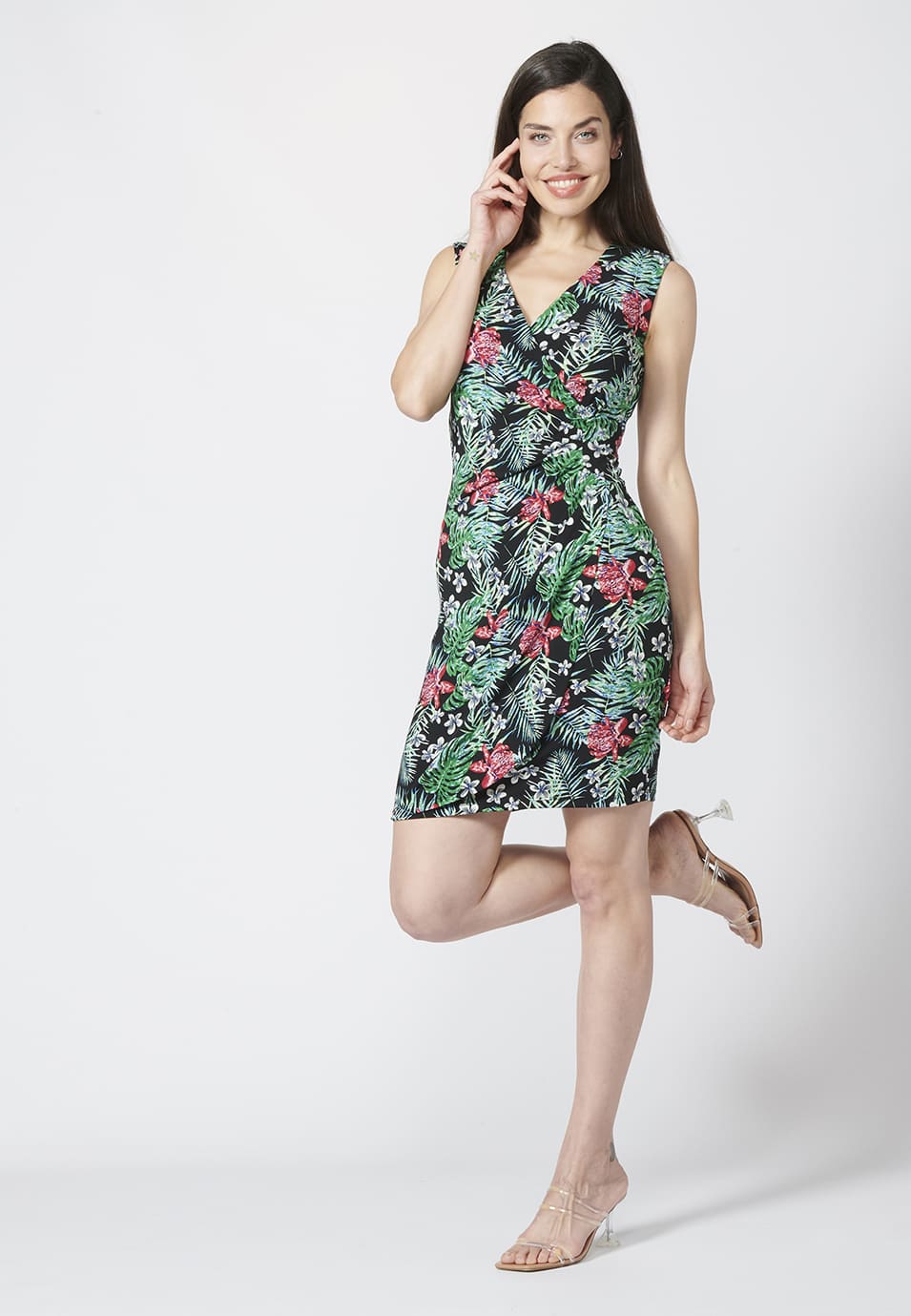 Vestido de tirantes con escote cruzado en pico y estampado floral | estilo versátil