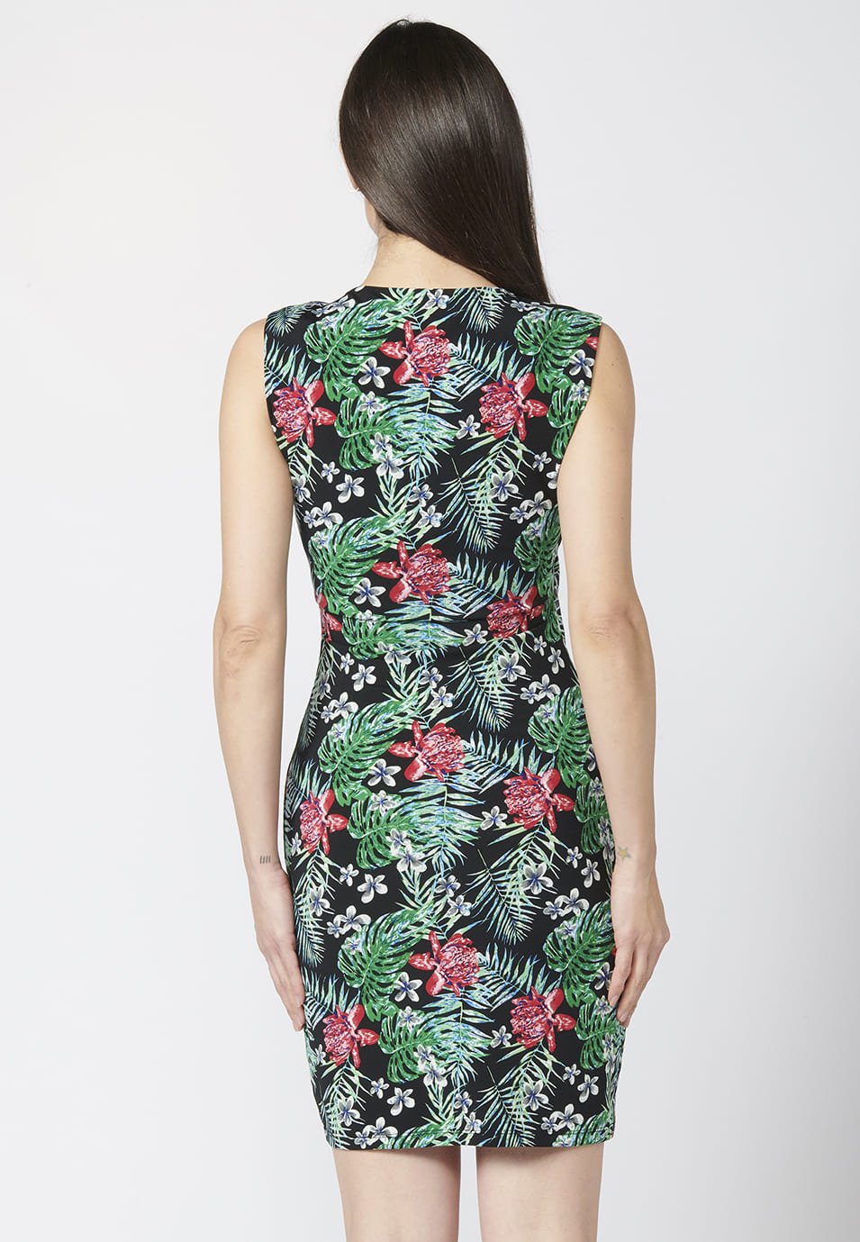 Vestido de tirantes con escote cruzado en pico y estampado floral | estilo versátil