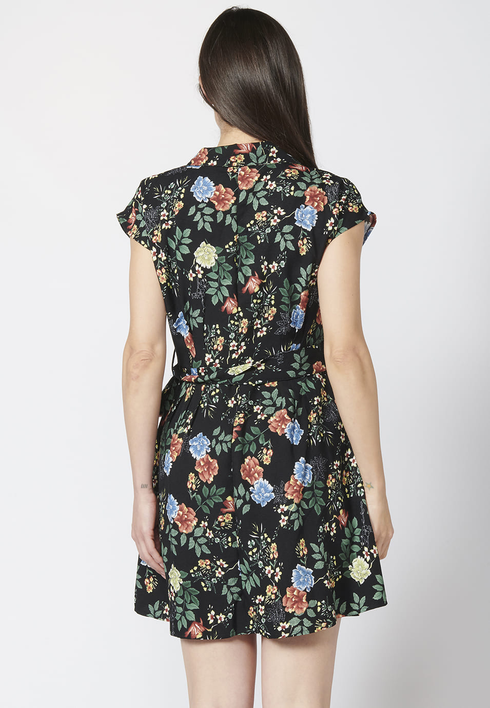 Vestido de manga corta con cierre delantero con botones y escote camisero de pico con estampado floral para mujer