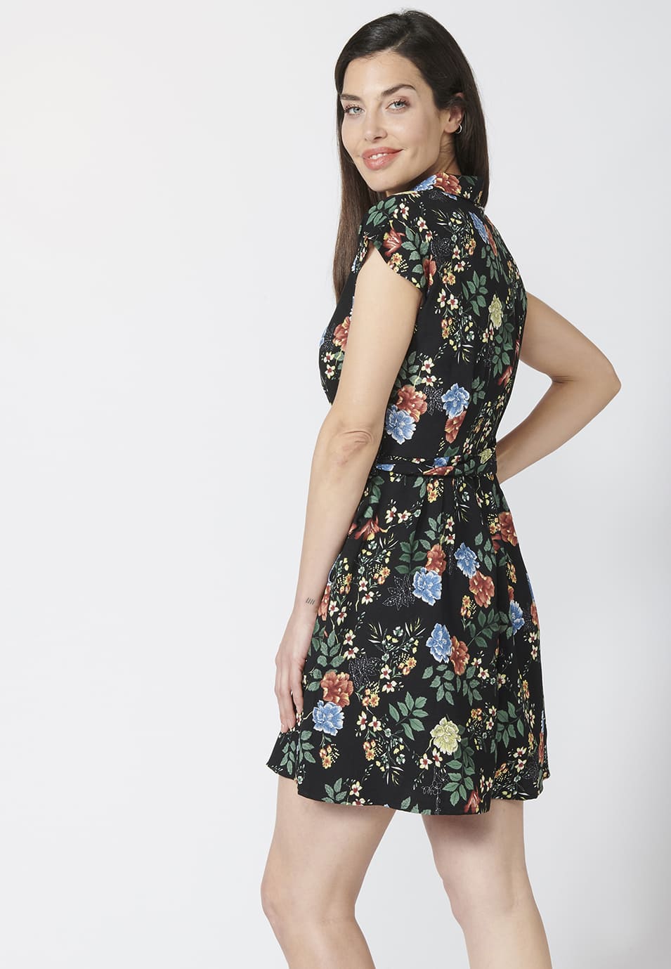 Vestido de manga corta con cierre delantero con botones y escote camisero de pico con estampado floral para mujer