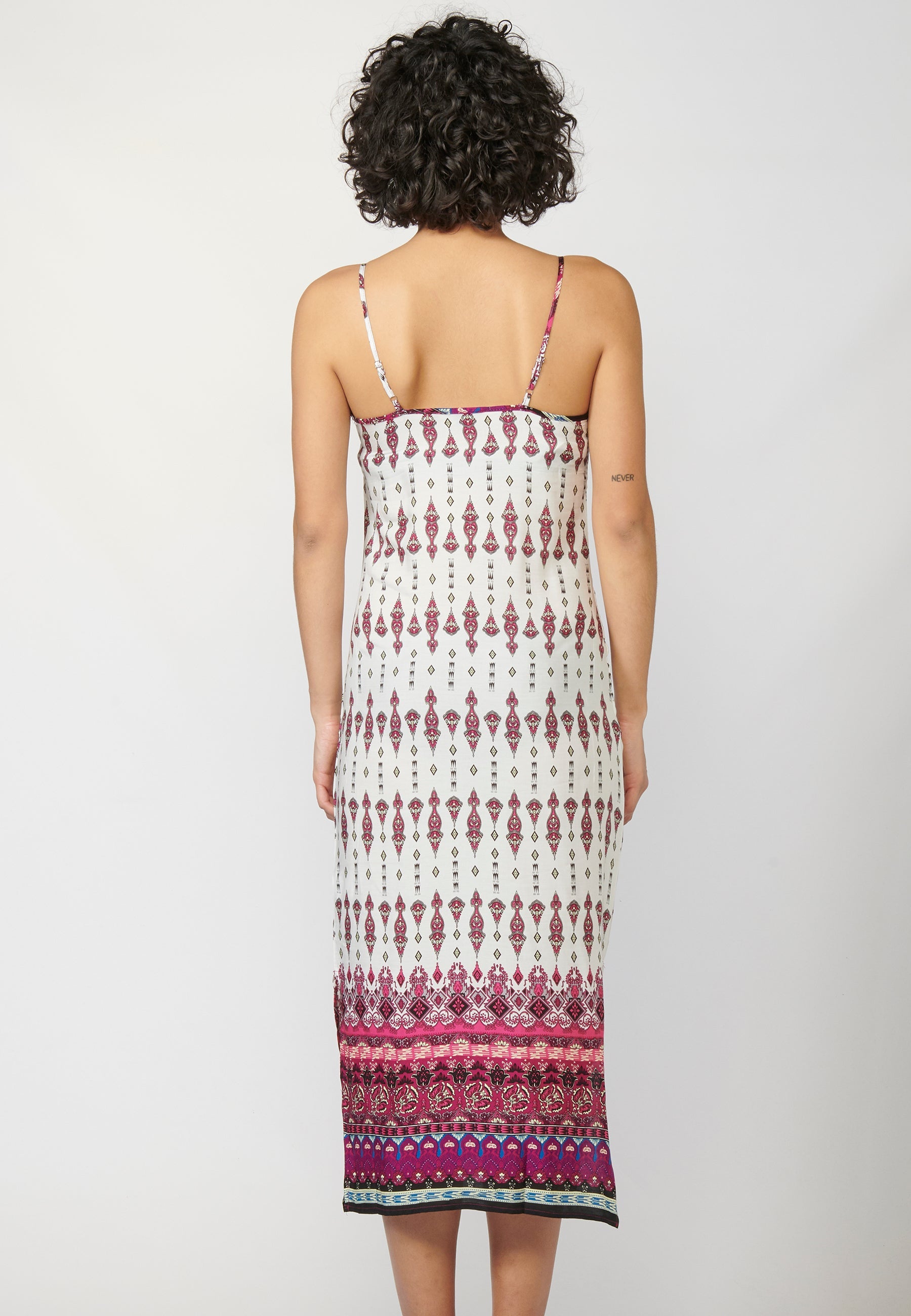 Vestido de tirantes de corte recto | estilo y comodidad