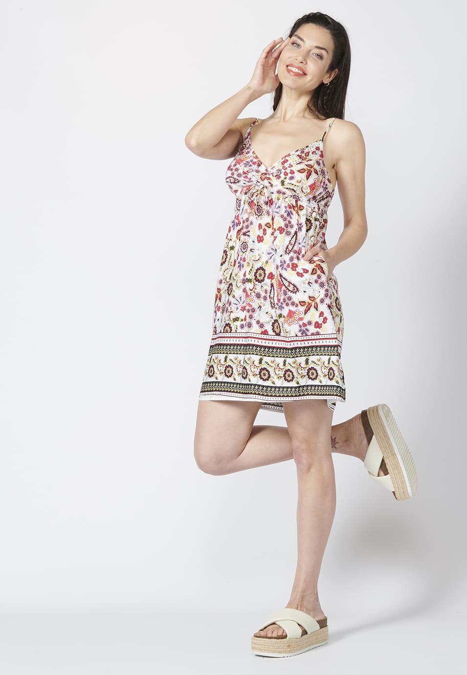 Vestido de tiantes, cuello v multicolor | moda urbana