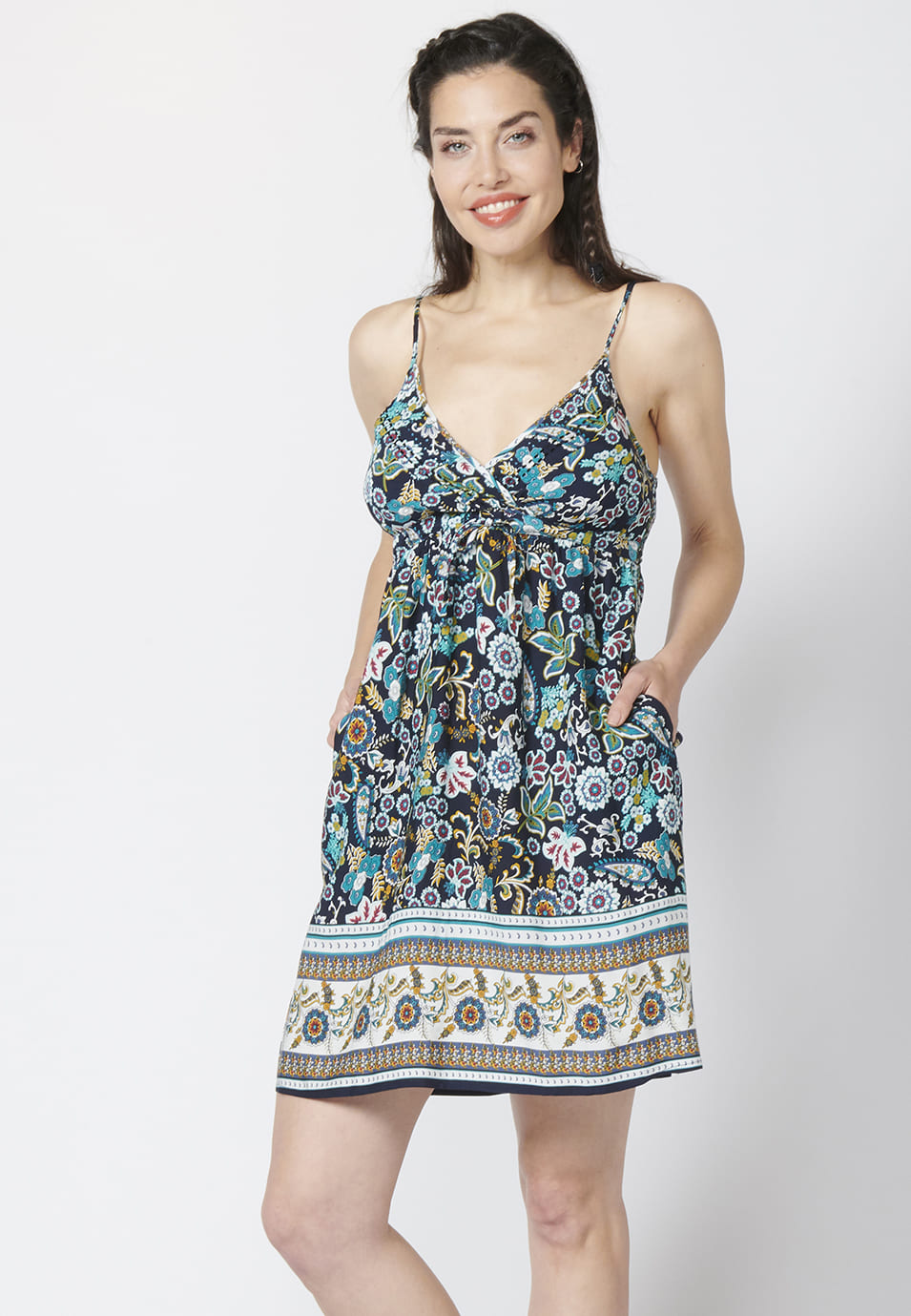 Vestido de tiantes, cuello v multicolor | moda urbana
