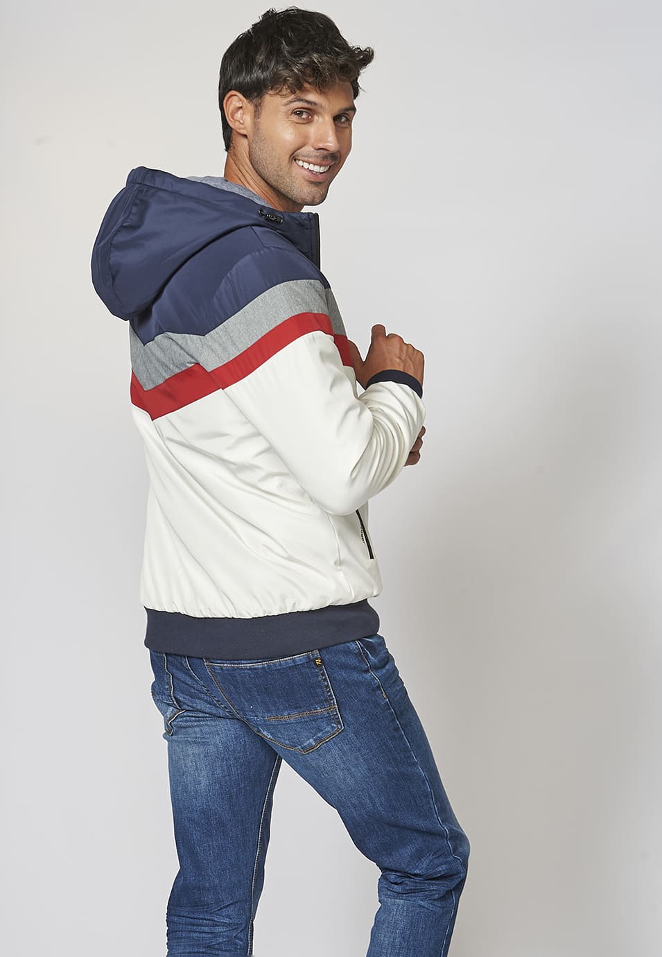 Chaqueta con capucha ajustable con cordón | look diario