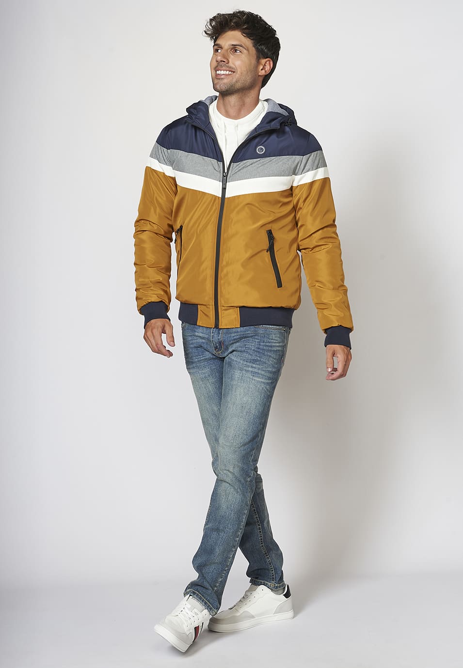 Chaqueta con capucha ajustable con cordón | look diario