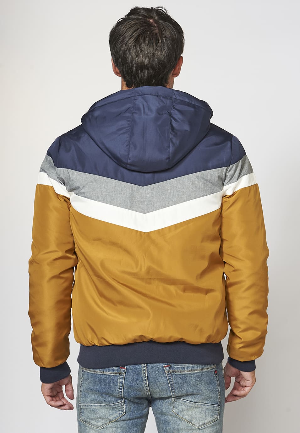 Chaqueta con capucha ajustable con cordón | look diario