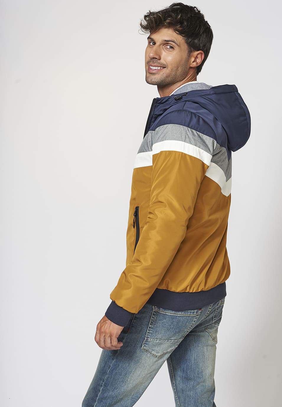 Chaqueta con capucha ajustable con cordón | look diario