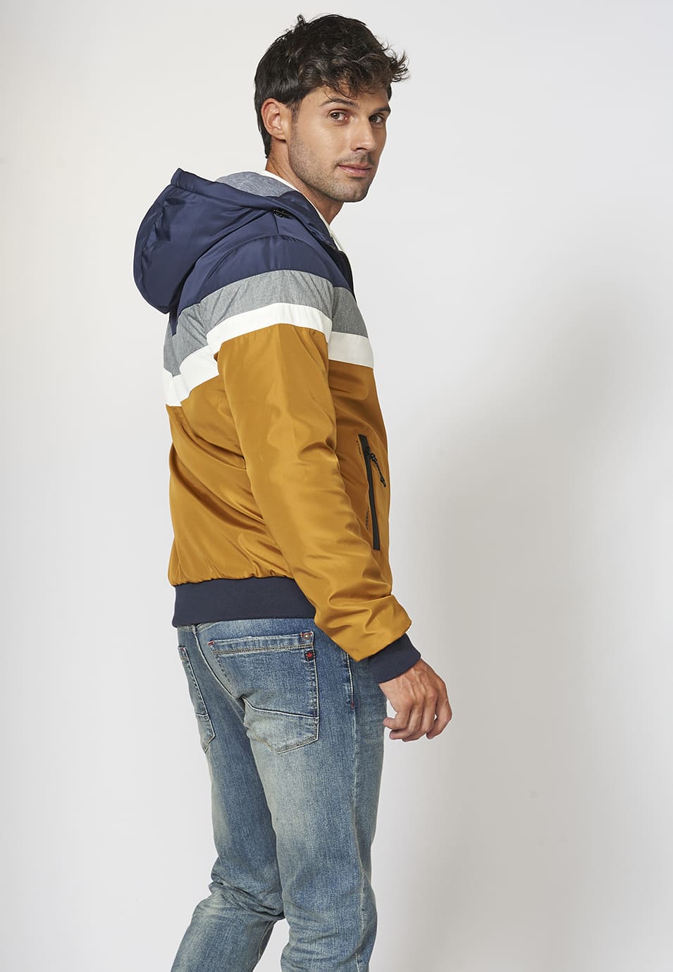 Chaqueta con capucha ajustable con cordón | look diario