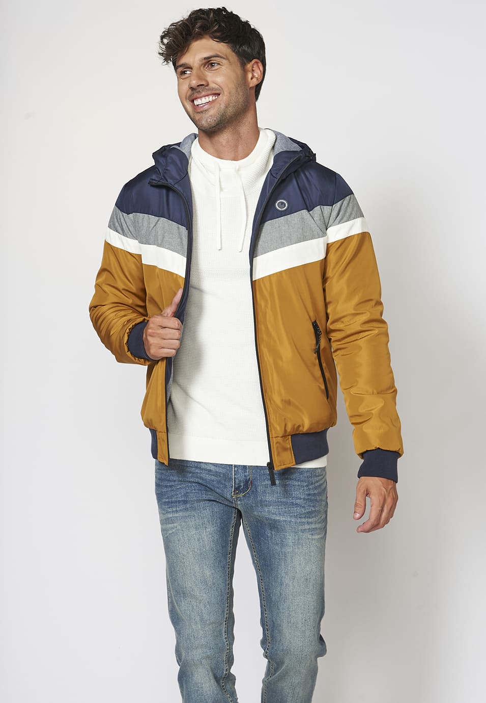 Chaqueta con capucha ajustable con cordón | look diario