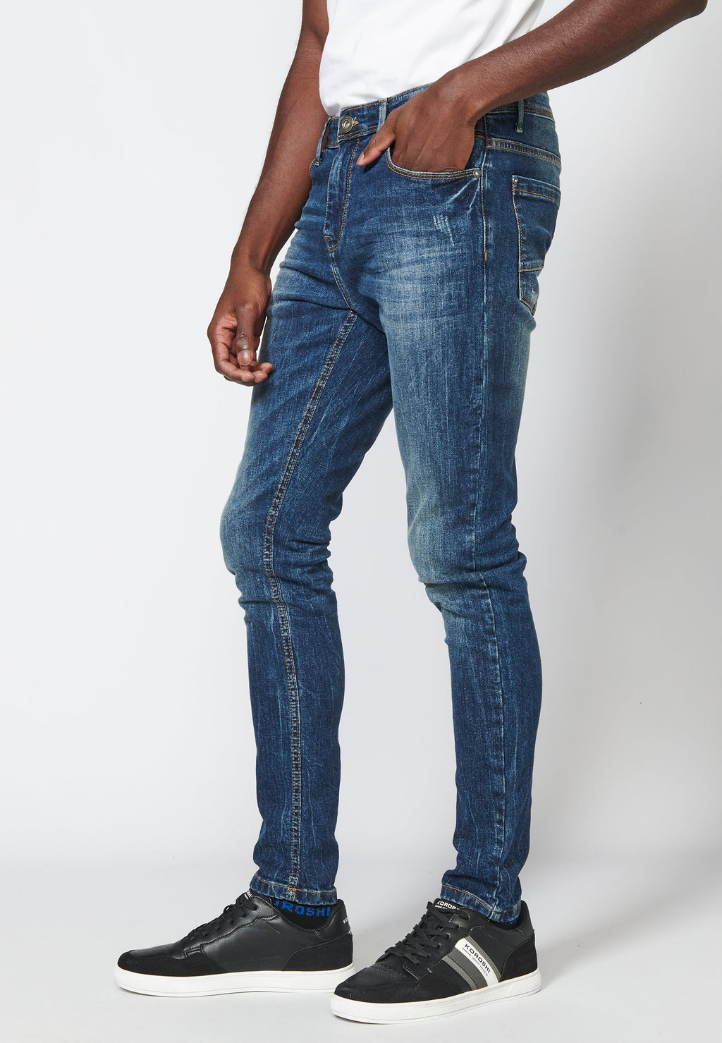 Pantalón largo jeans super skinny con detalles en las rodillas para hombre