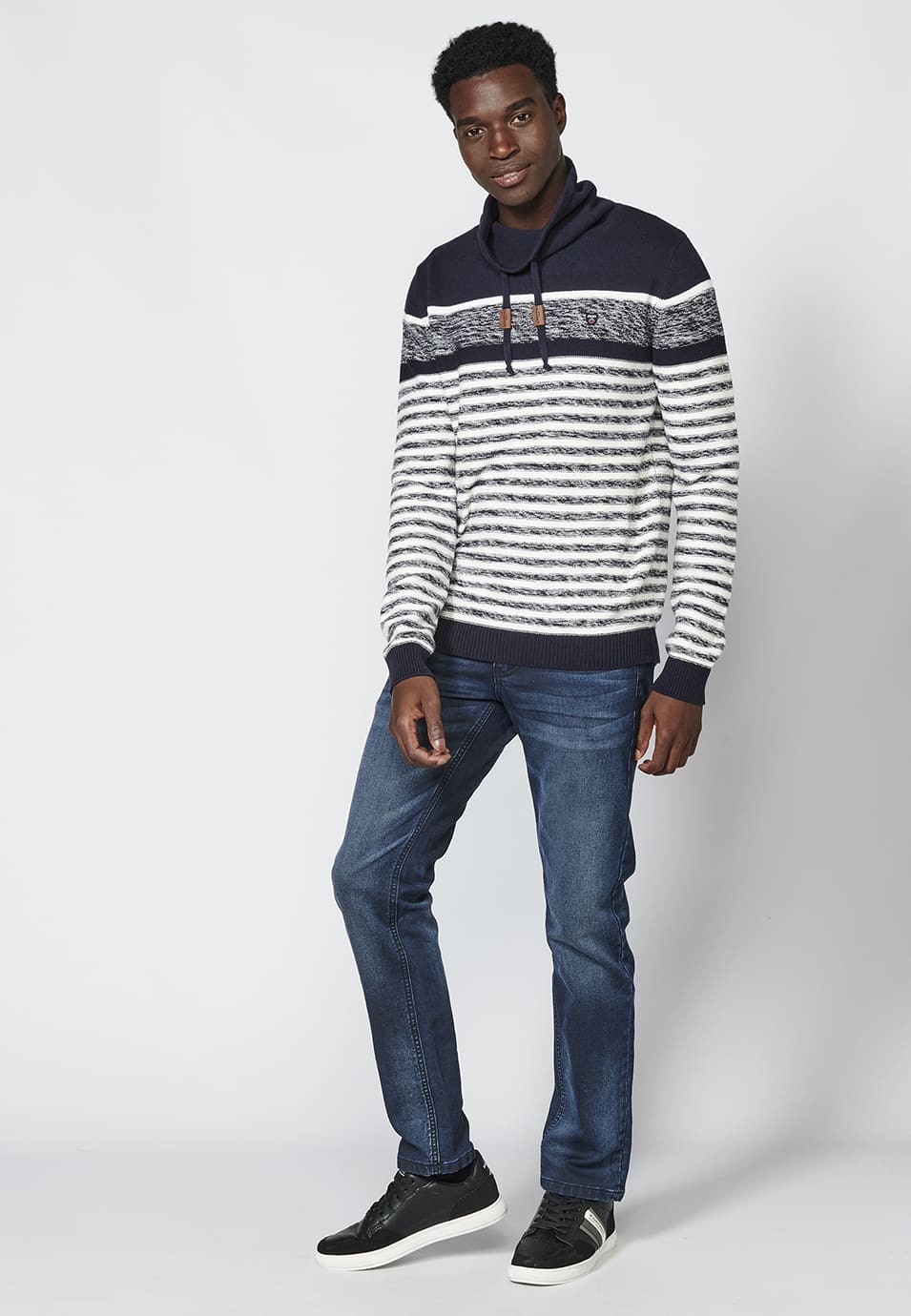 Jersey de punto con cuello alto ajustable con cordón para hombre