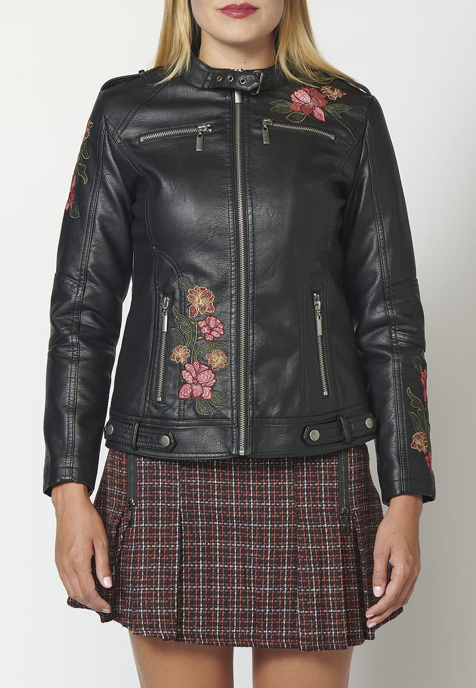 Chaqueta cazadora cuero sintético con detalles bordados florales para mujer
