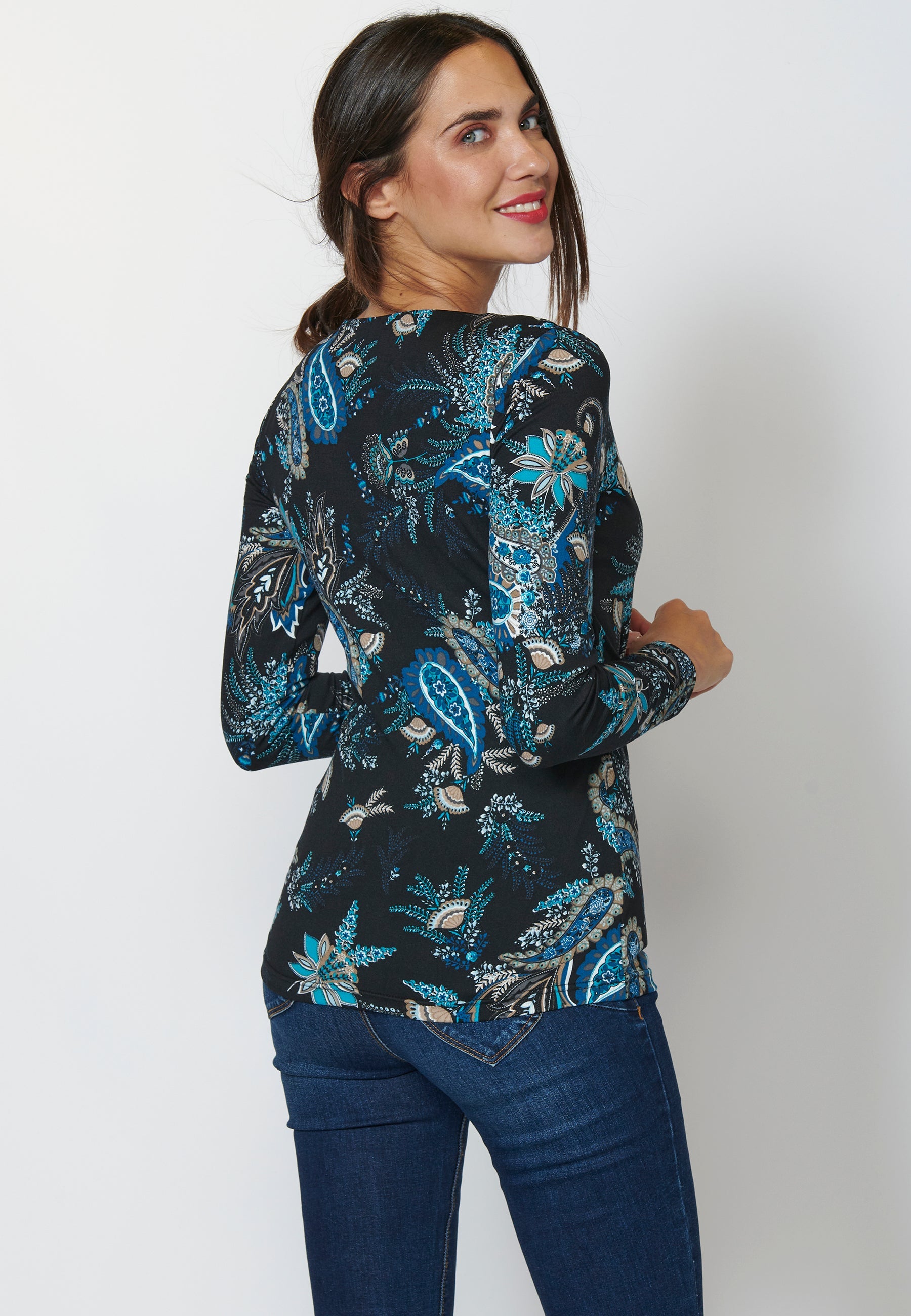 Camiseta manga larga con escote cruzado en pico y estampado floral étnico para mujer