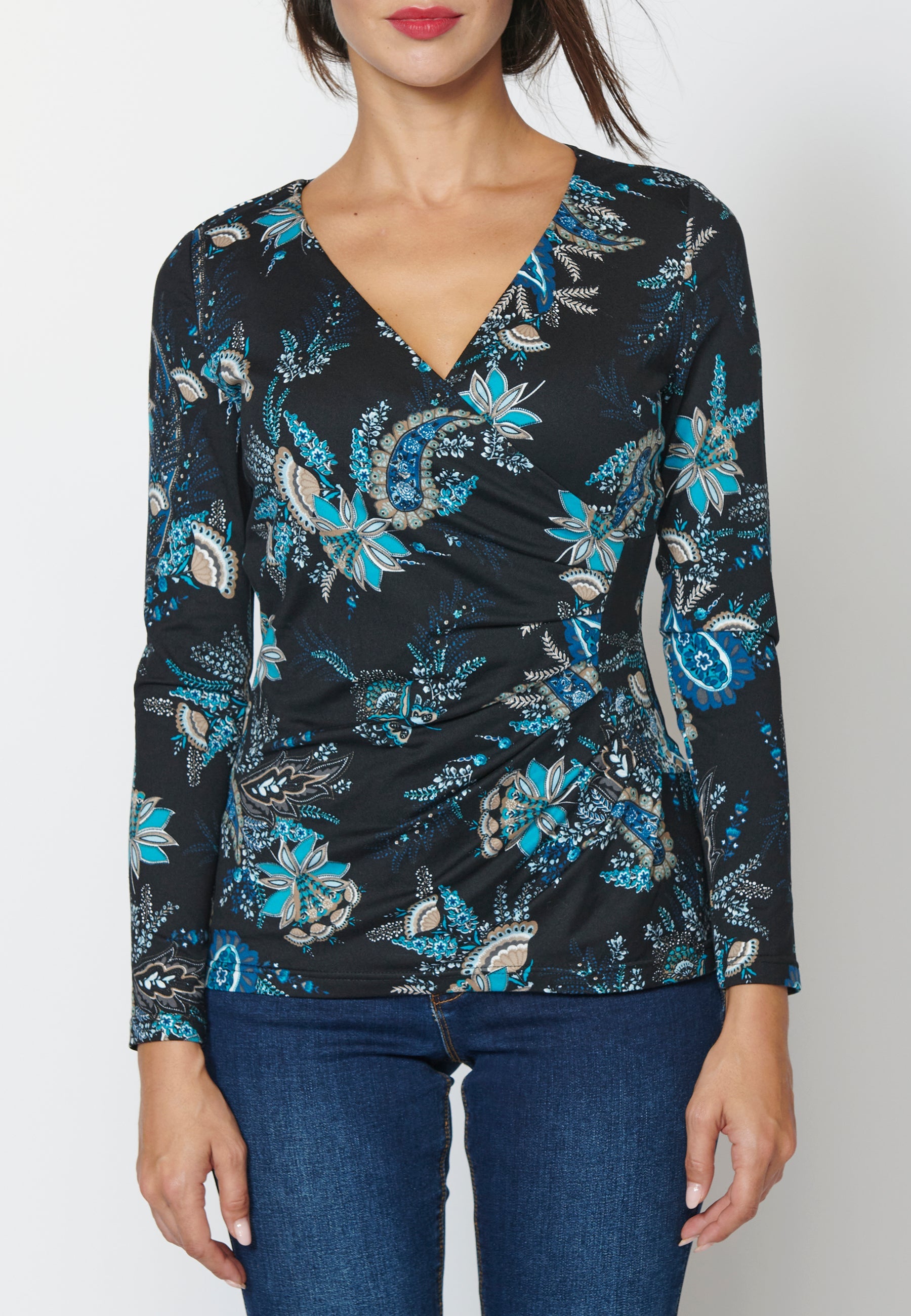 Camiseta manga larga con escote cruzado en pico y estampado floral étnico para mujer