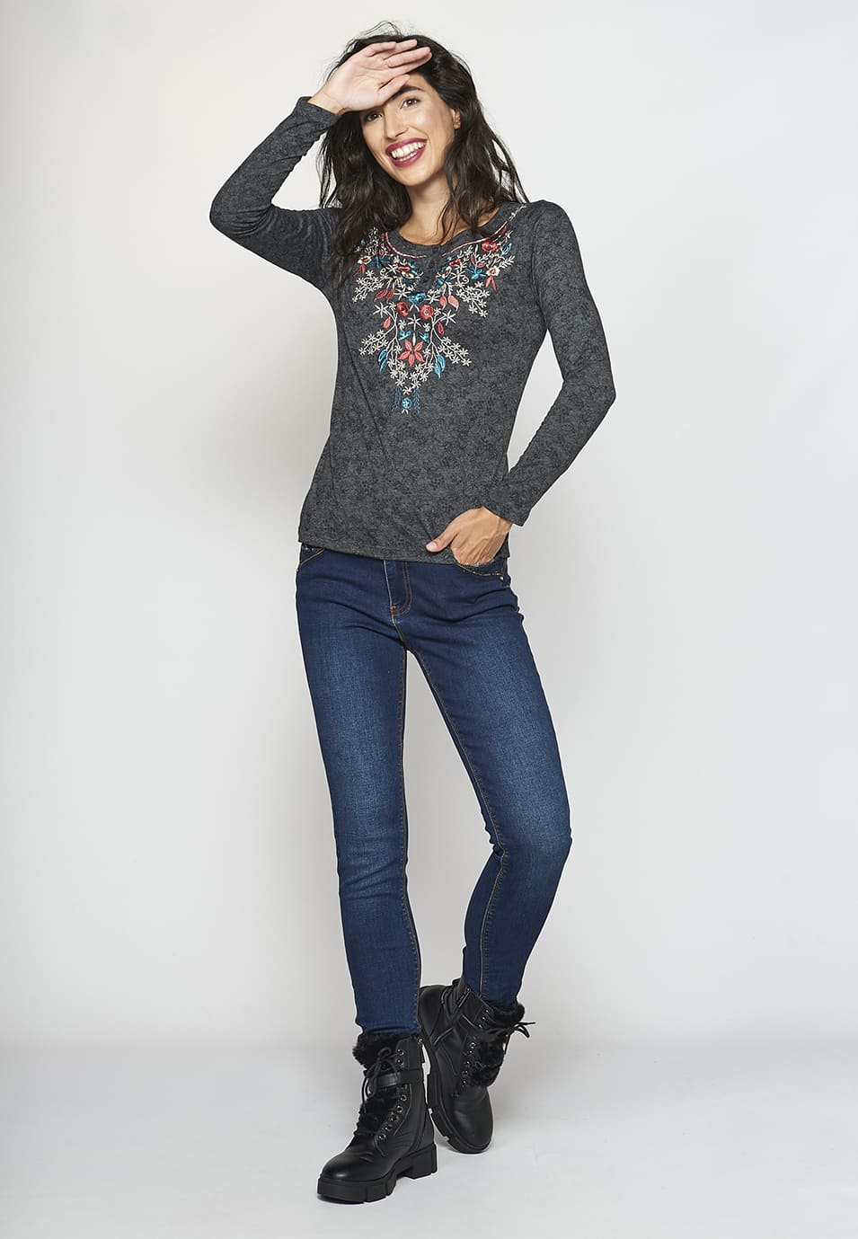 Camiseta manga larga escote redondo con bordado y estampado floral para mujer